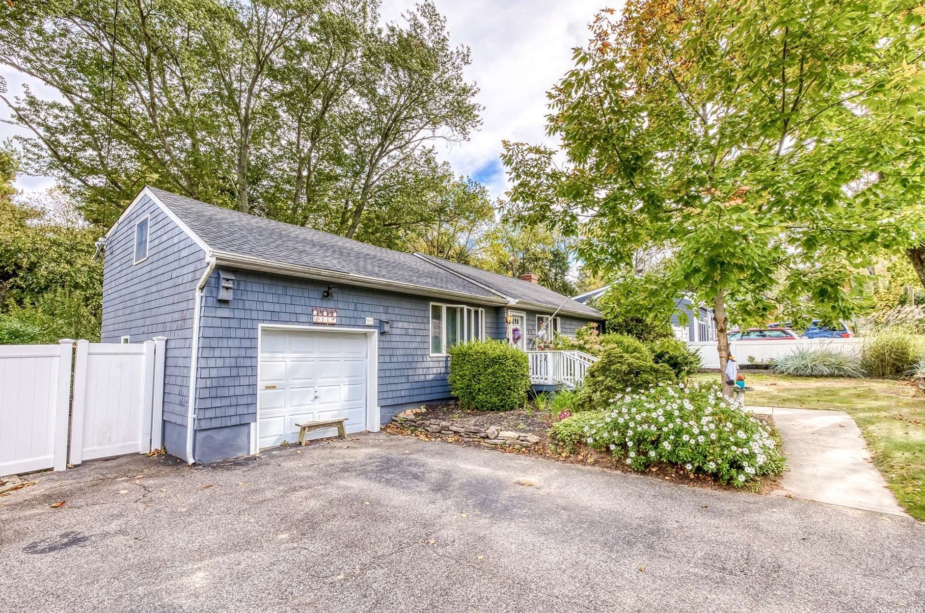 11 Fairview Pl, Hauppauge, NY 11788-2408