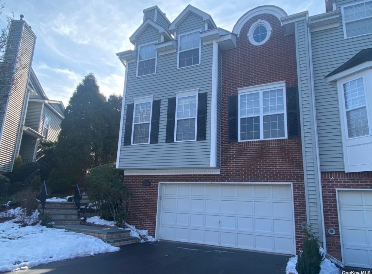 93 Paddington Cir, Smithtown, NY 11787-5903