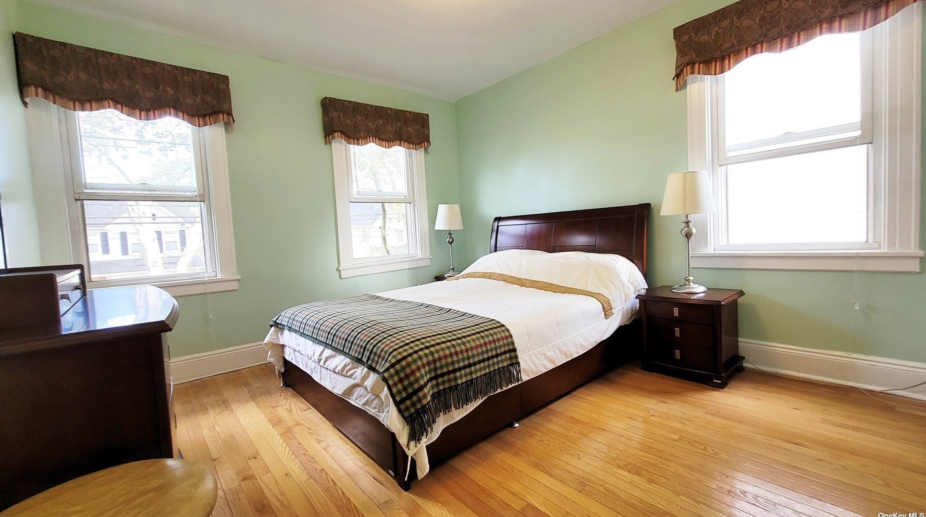 34-14 208th St, Flushing, NY 11361-1120