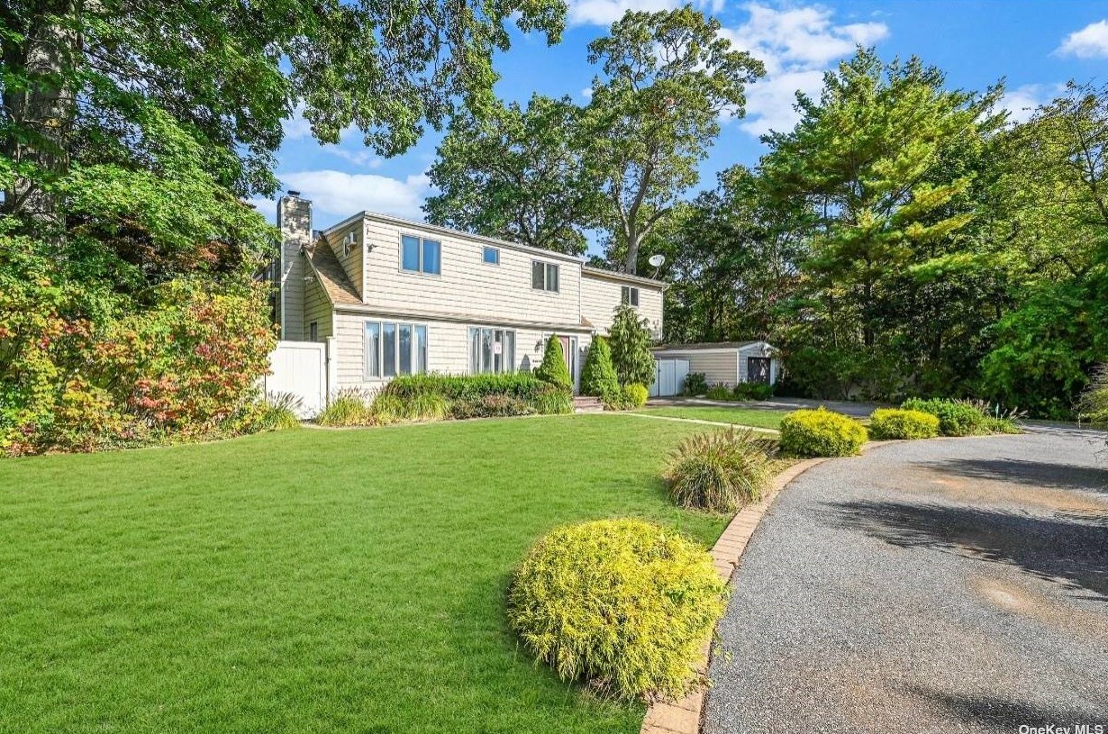 179 Le Grand St, Pine Air, NY 11717-1212