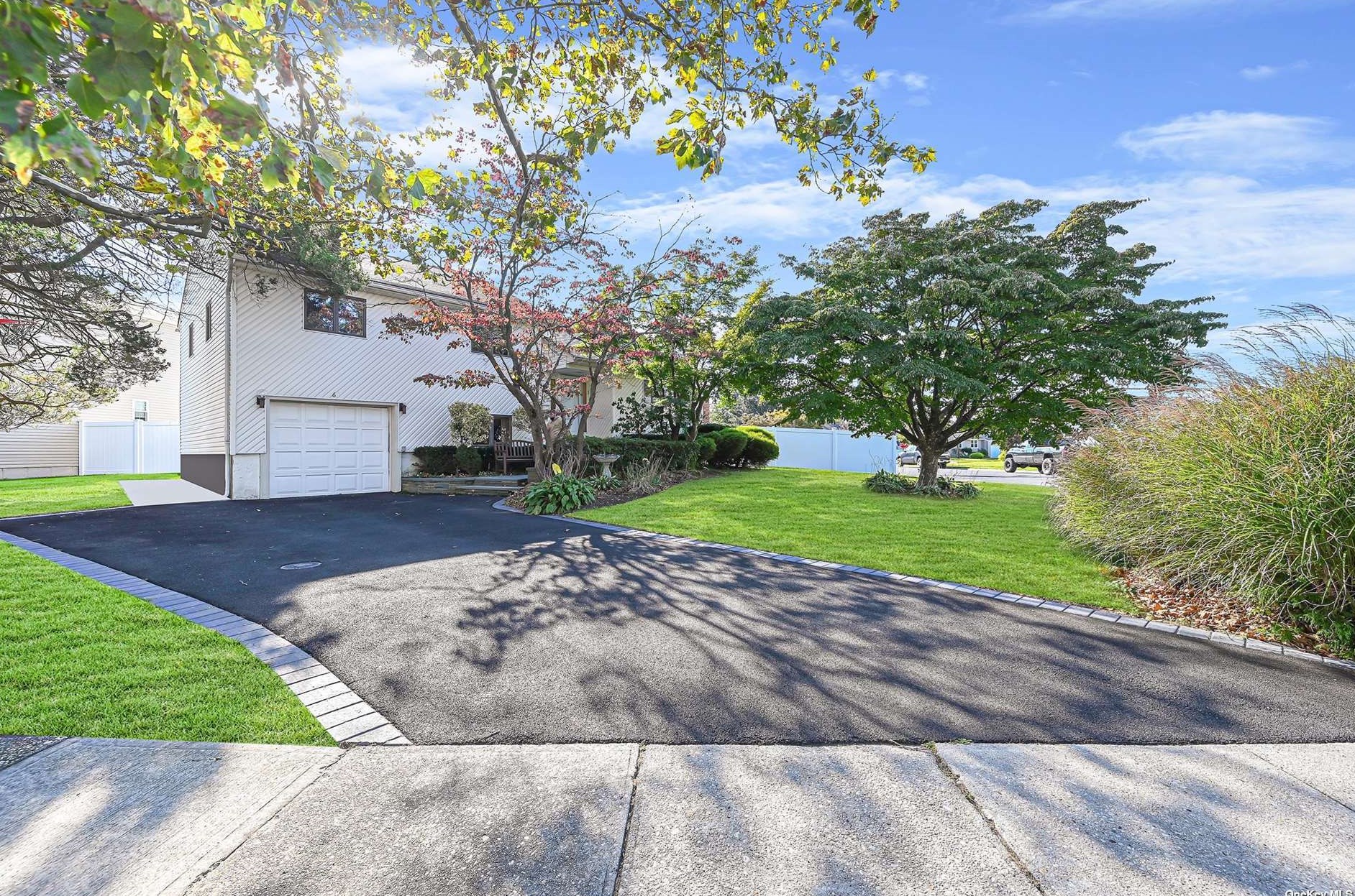 61 Circle Dr, Syosset, NY 11791-6807