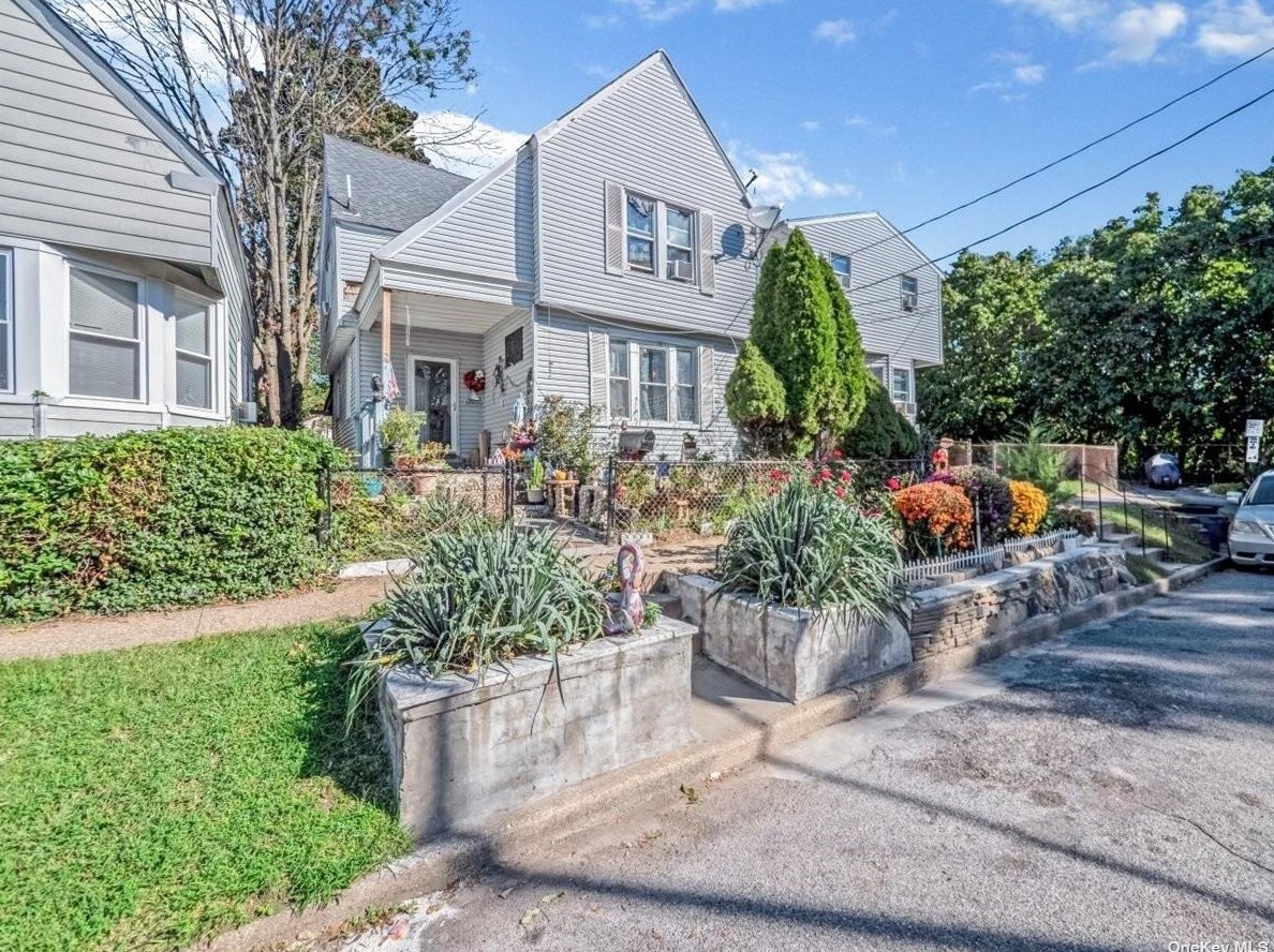27 Austral Ave, Glen Cove, NY 11542
