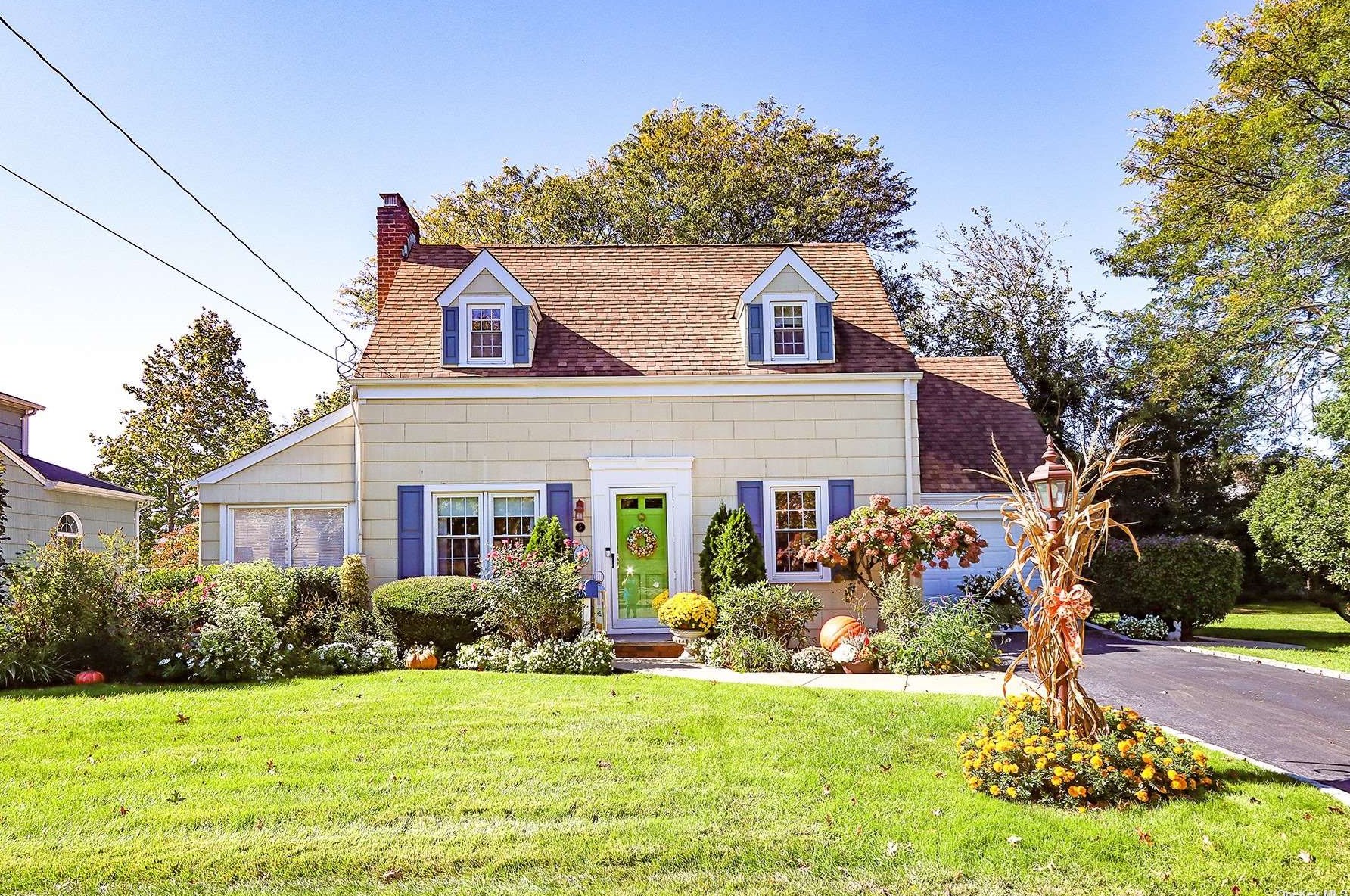 5 Newell Rd, North Merrick, NY 11566-1604