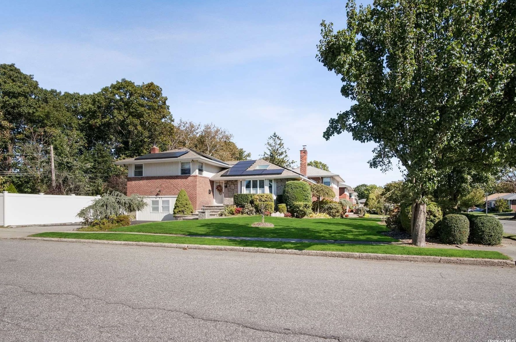 52 Morris Dr, Syosset, NY 11791-6411