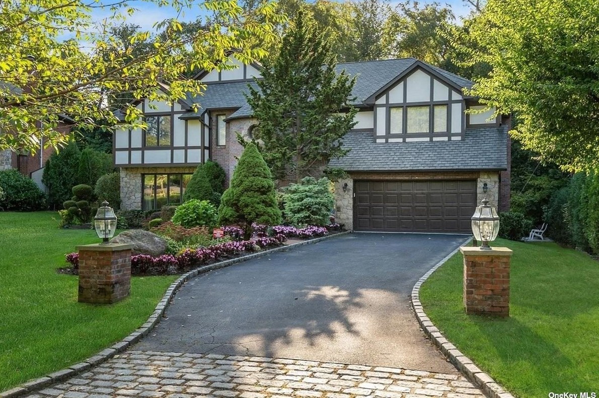 161 Aldershot Ln, North Hills, NY 11030-3705