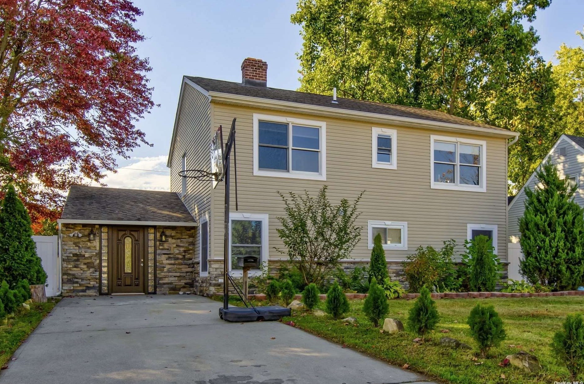34 Family Ln, Plainedge, NY 11756-3424