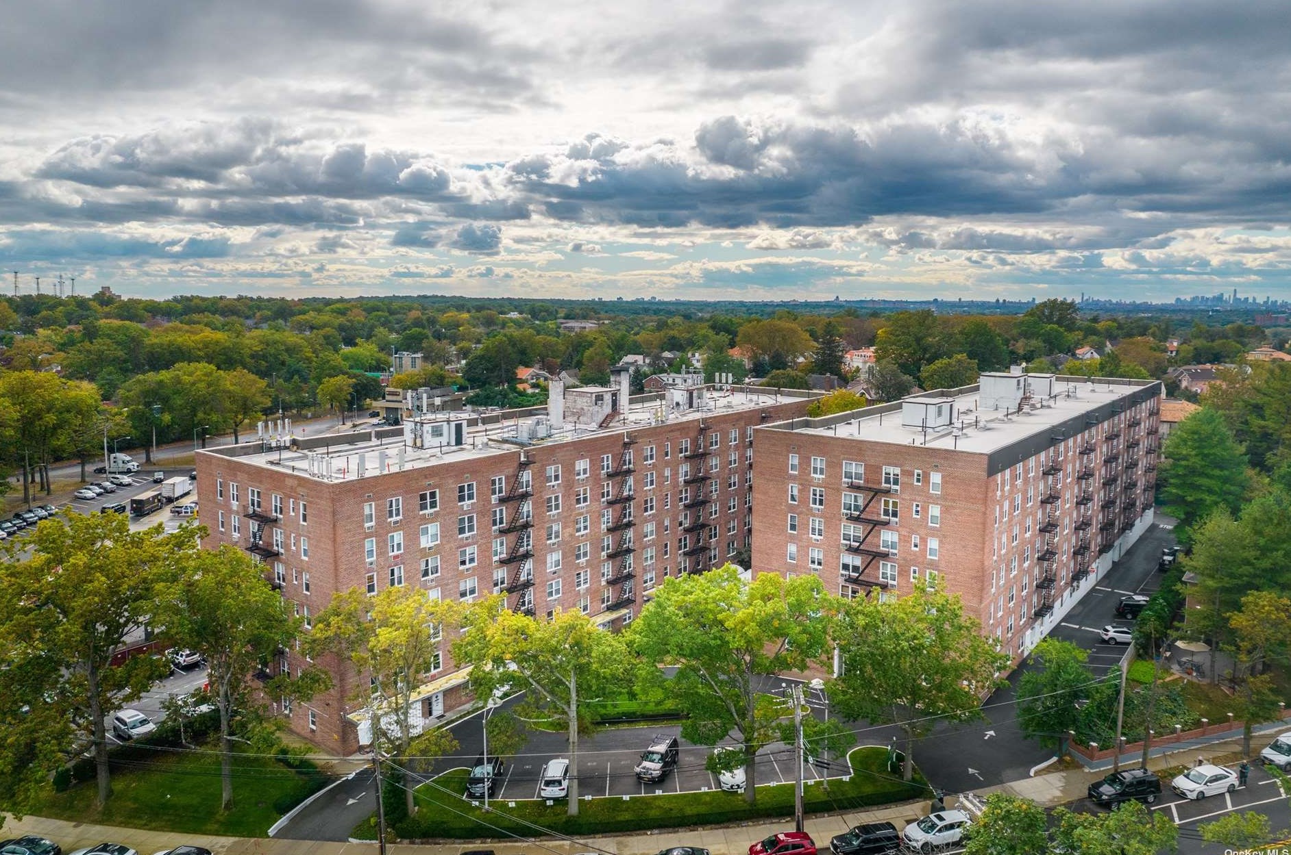 5440 Little Neck Pkwy, Flushing NY 11362-2200 exterior