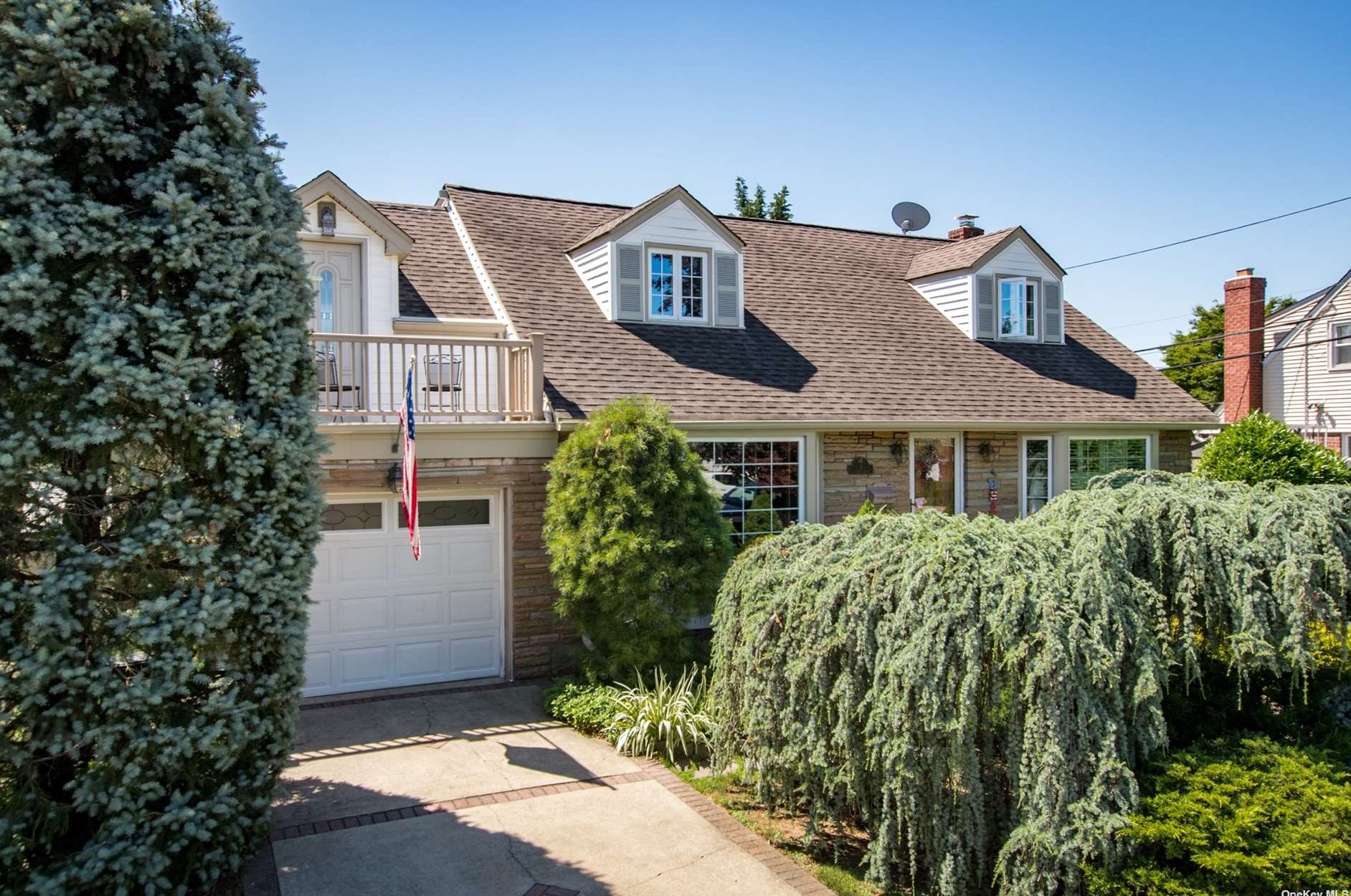 8 Garson Rd, Carle Place, NY 11514-1105