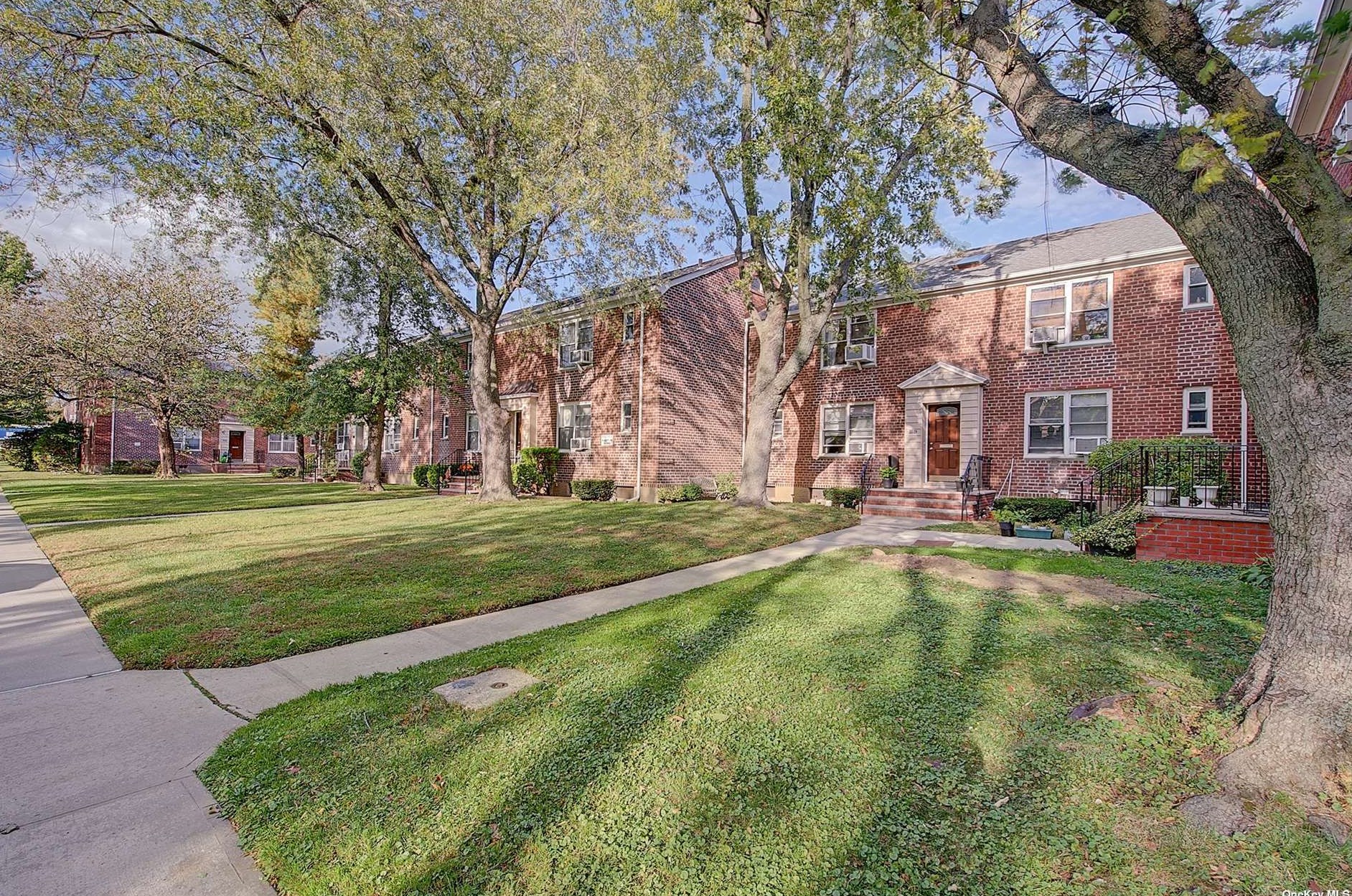 35-29 205th St, Flushing, NY 11361-1345