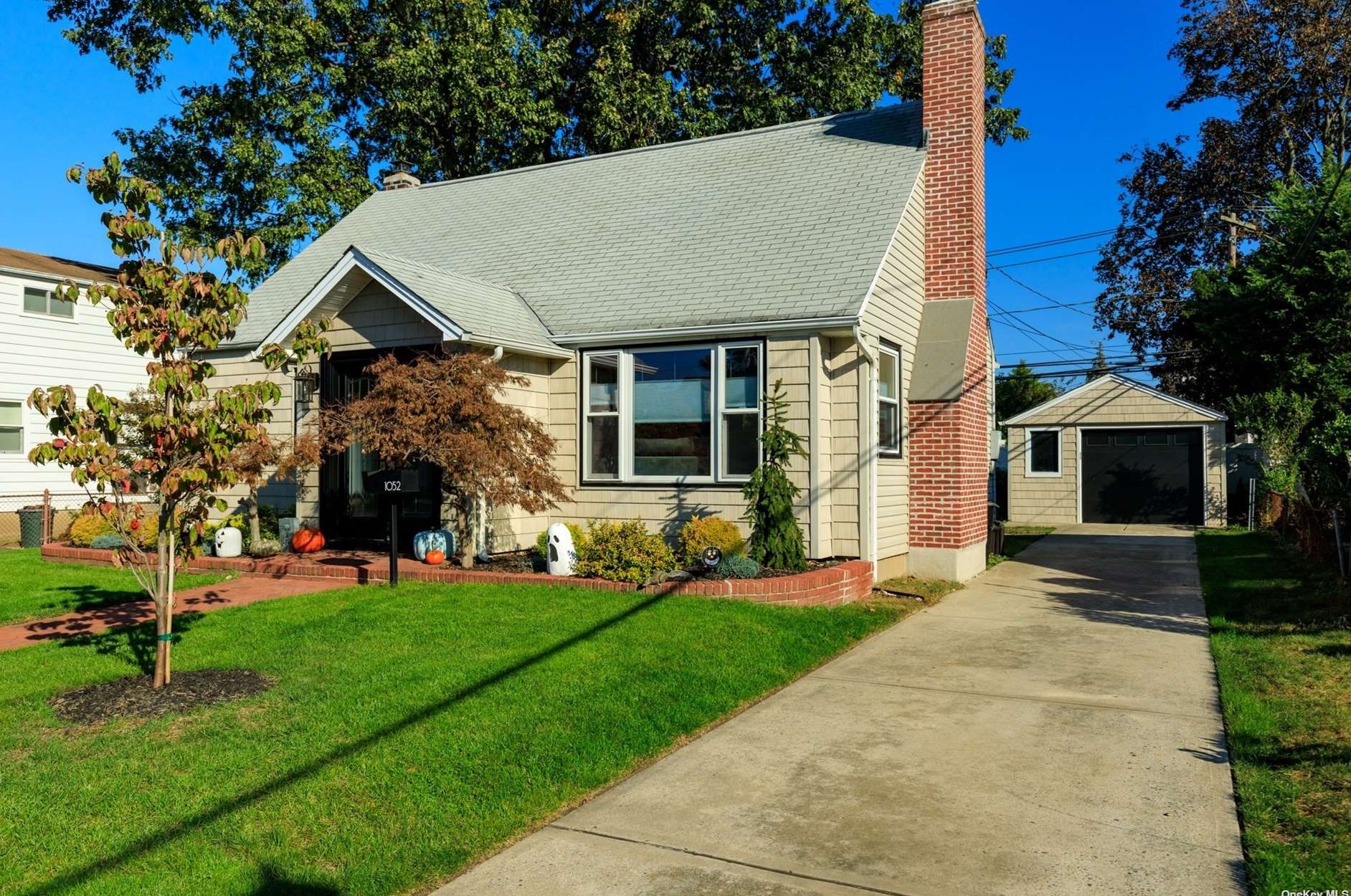 1052 Park Ln, Franklin Square, NY 11010-1713