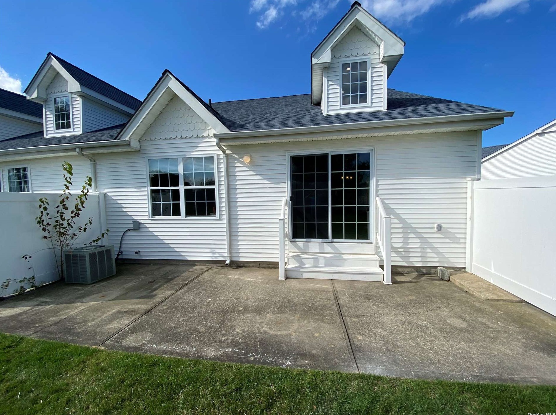 40 Summerfield Ln, Northampton, NY 11901-5323