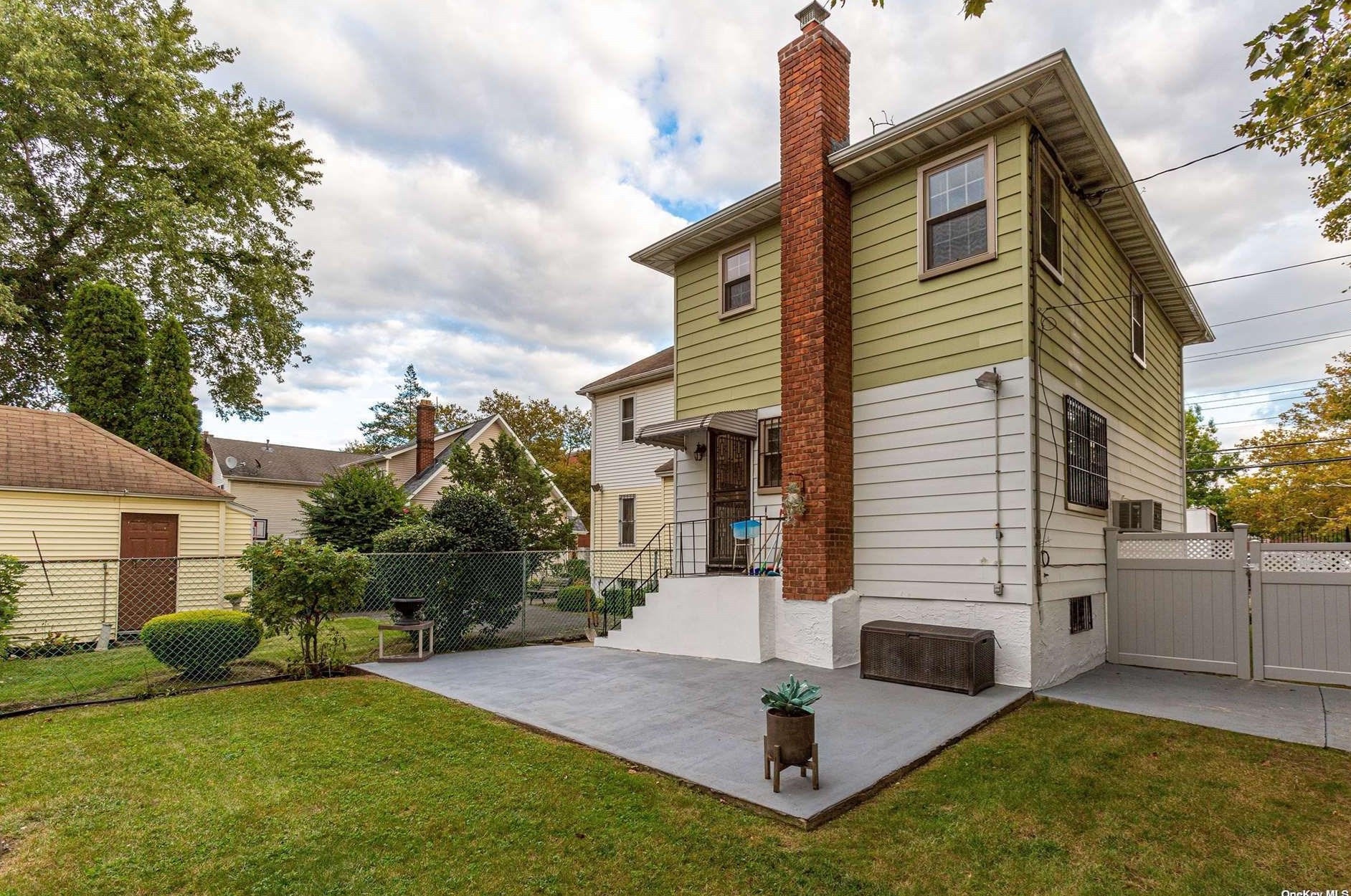 160-01 75th Ave, Flushing NY 11385-6137 exterior