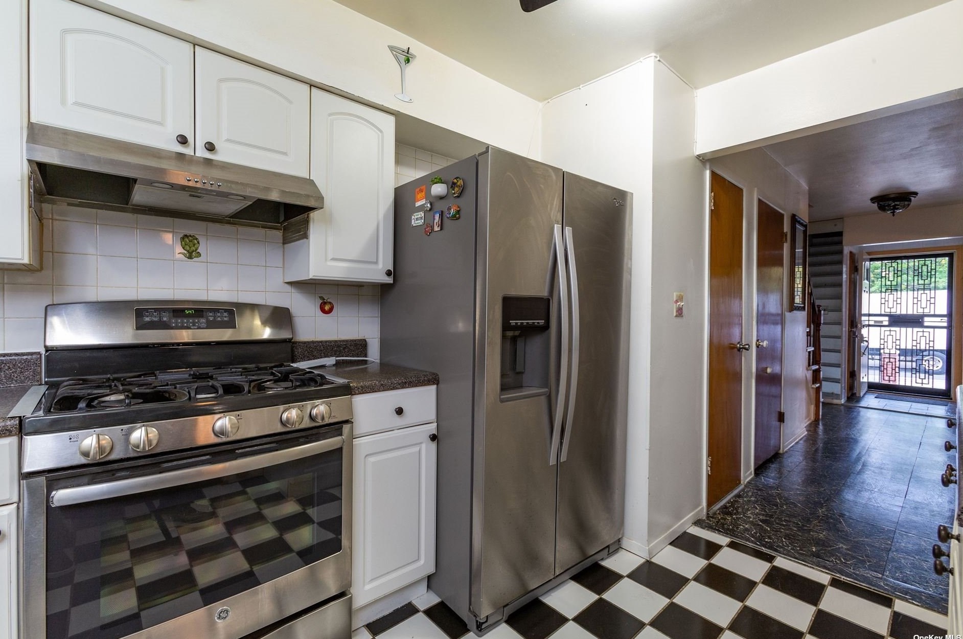 160-01 75th Ave, Flushing NY 11385-6137 exterior