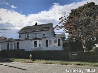 107 Manhasset Ave, North Hills, NY 11030-2217