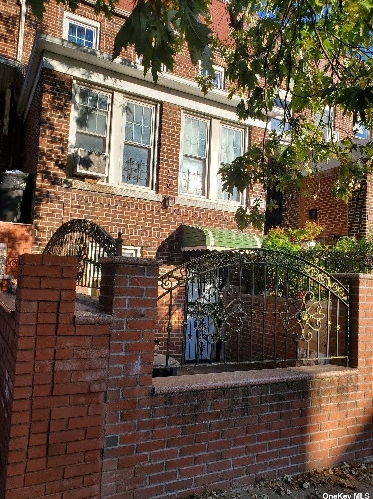 32-43 84th St, Flushing, NY 11370-1605