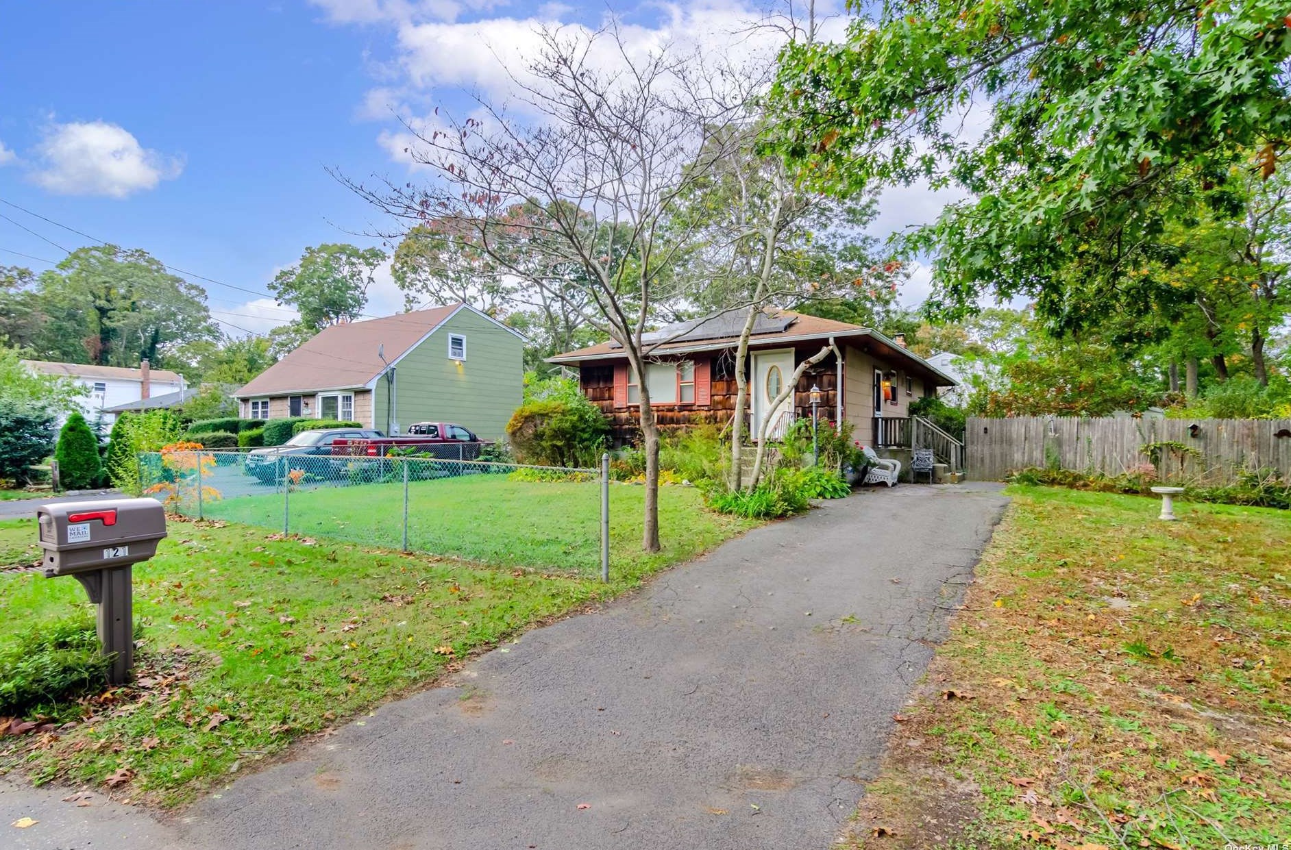 121 Moriches Ave, Manor Park, NY 11950-3816