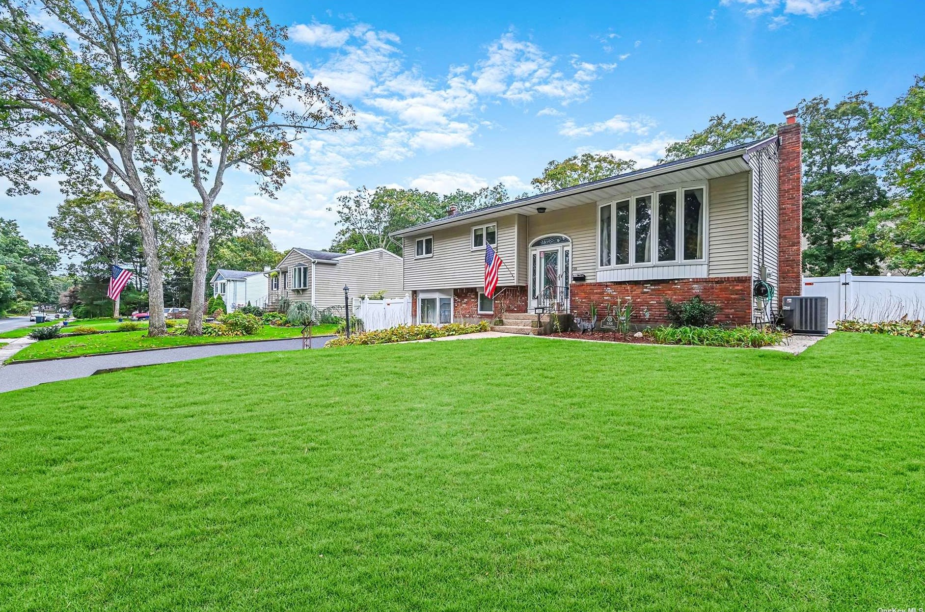 188 Tredwell Ave, Head Of The Harbor, NY 11780-2814
