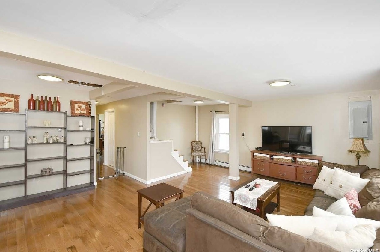 317 Nassau Ave, Freeport, NY 11520-6118
