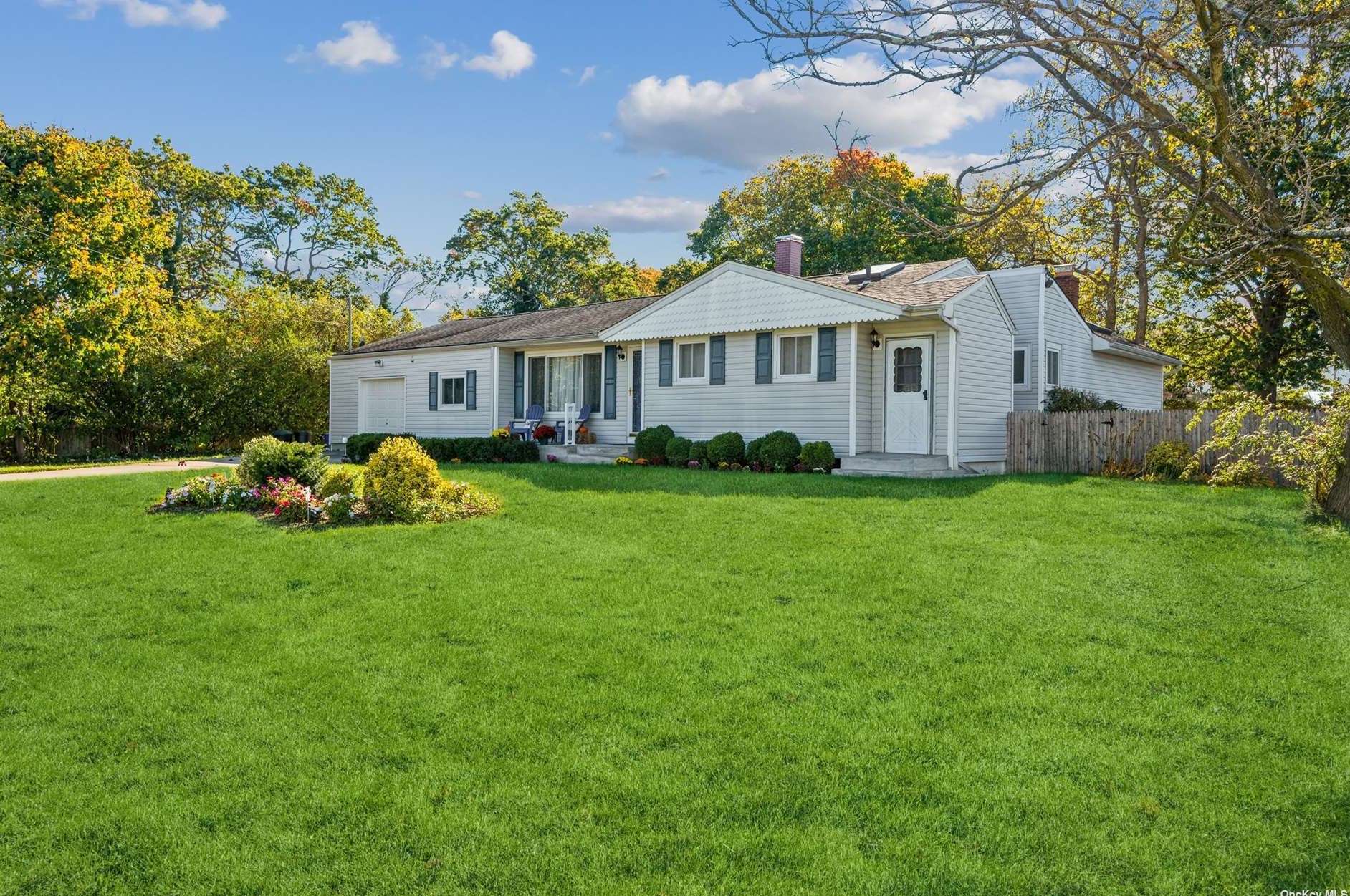 18 Newport Dr, Prt Jefferson Station, NY 11776-3319