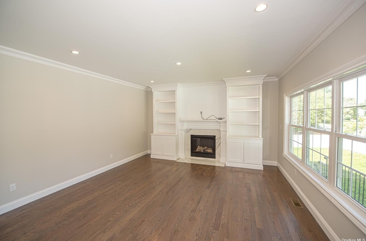 121 Candy Ln, Syosset NY  11791-4910 exterior