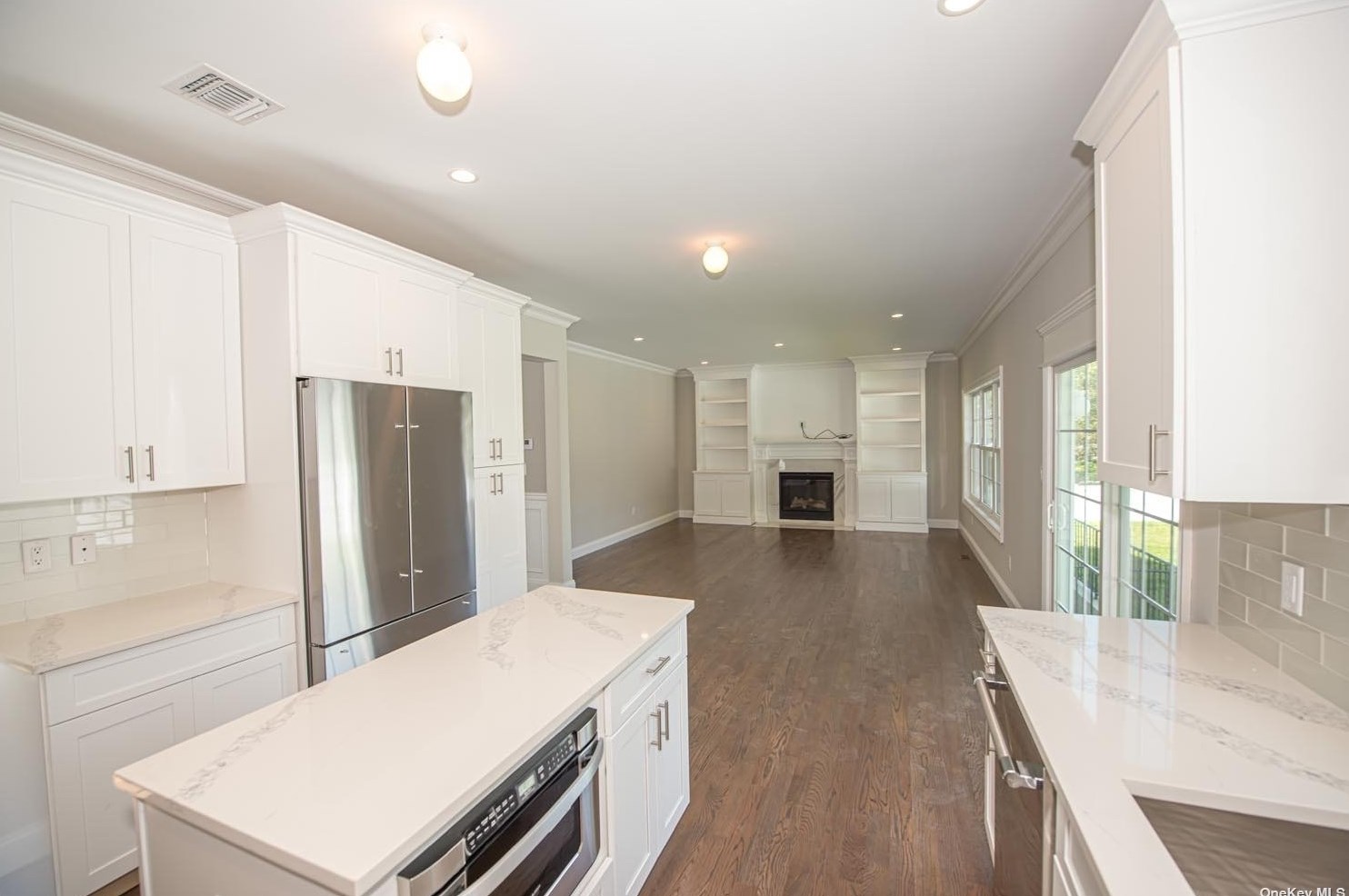 121 Candy Ln, Syosset NY  11791-4910 exterior