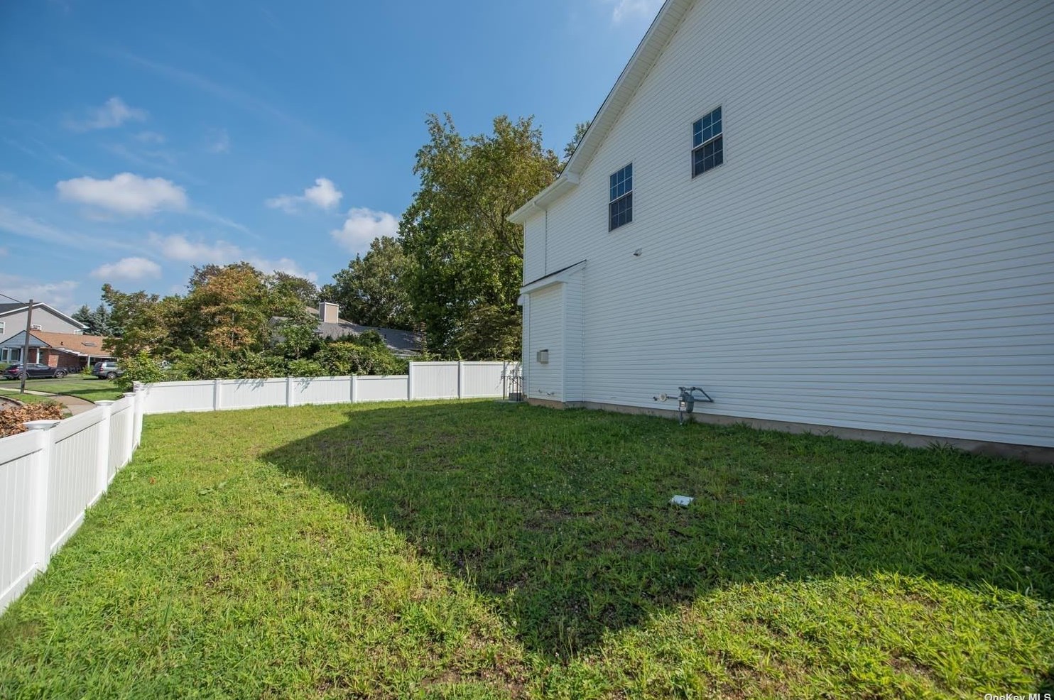 121 Candy Ln, Syosset NY  11791-4911 exterior