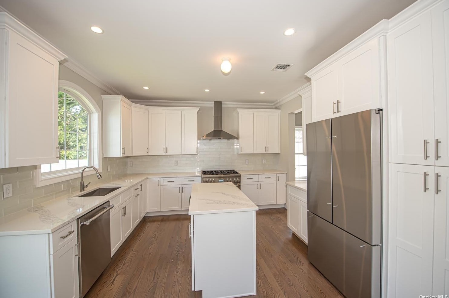 121 Candy Ln, Syosset NY  11791-4910 exterior