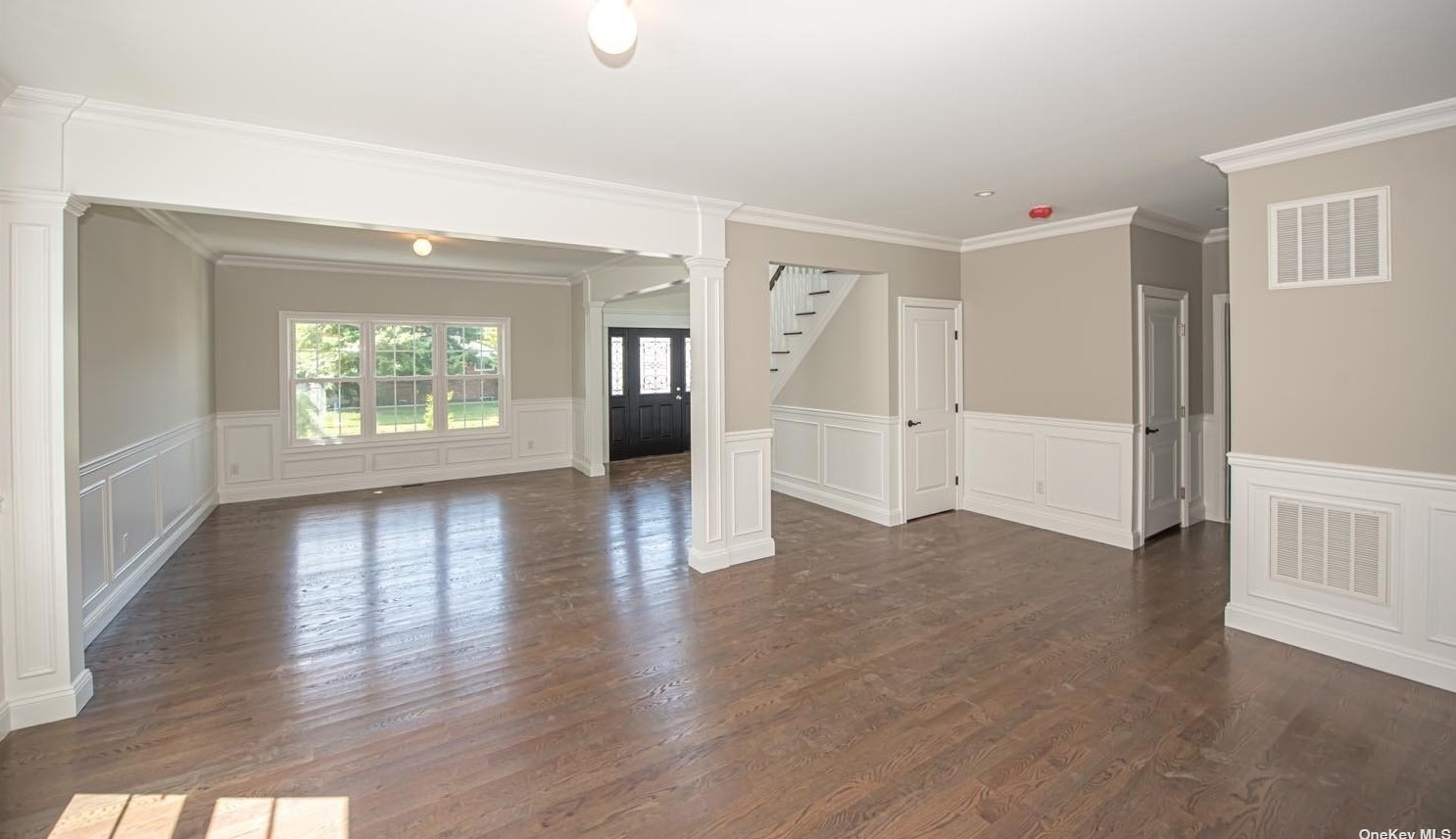 121 Candy Ln, Syosset NY  11791-4910 exterior