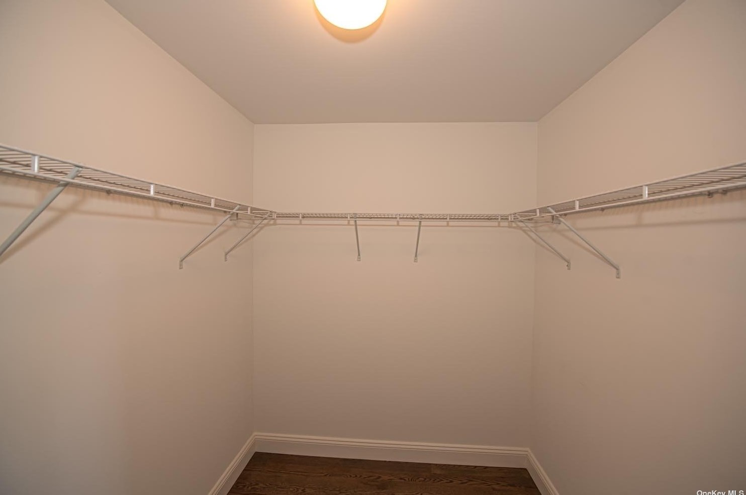 121 Candy Ln, Syosset NY  11791-4910 exterior