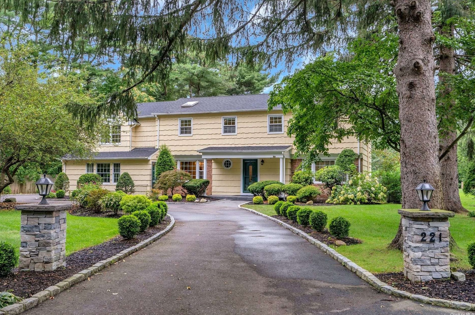 221 Cold Spring Rd, Syosset, NY 11791-1802