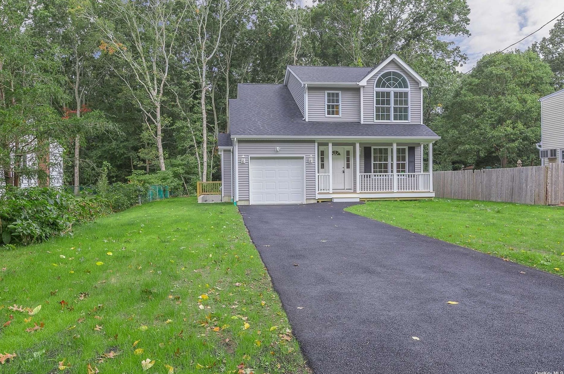 77 Neptune Ave, Manor Park, NY 11950-5105