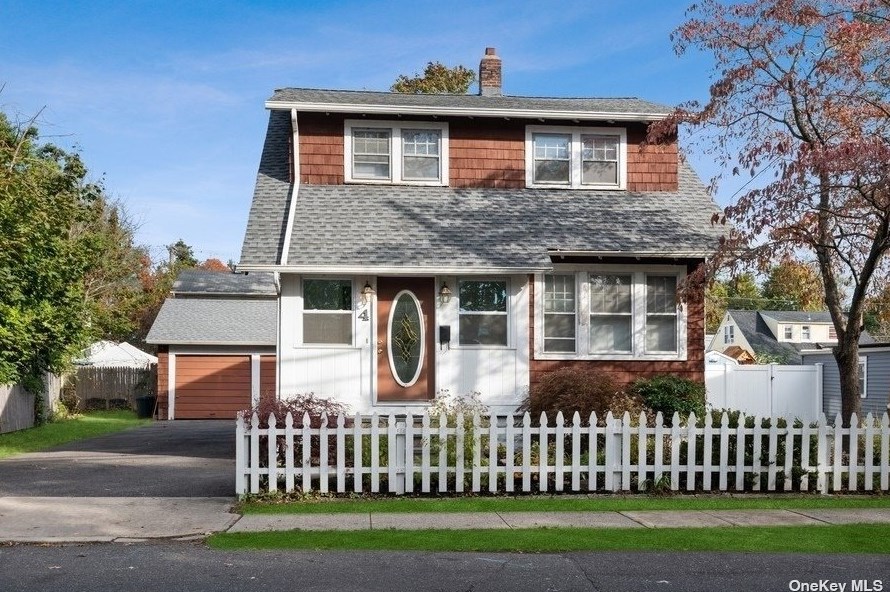 4 E Smith St Amityville Ny 11701 Mls 3357926 Coldwell Banker