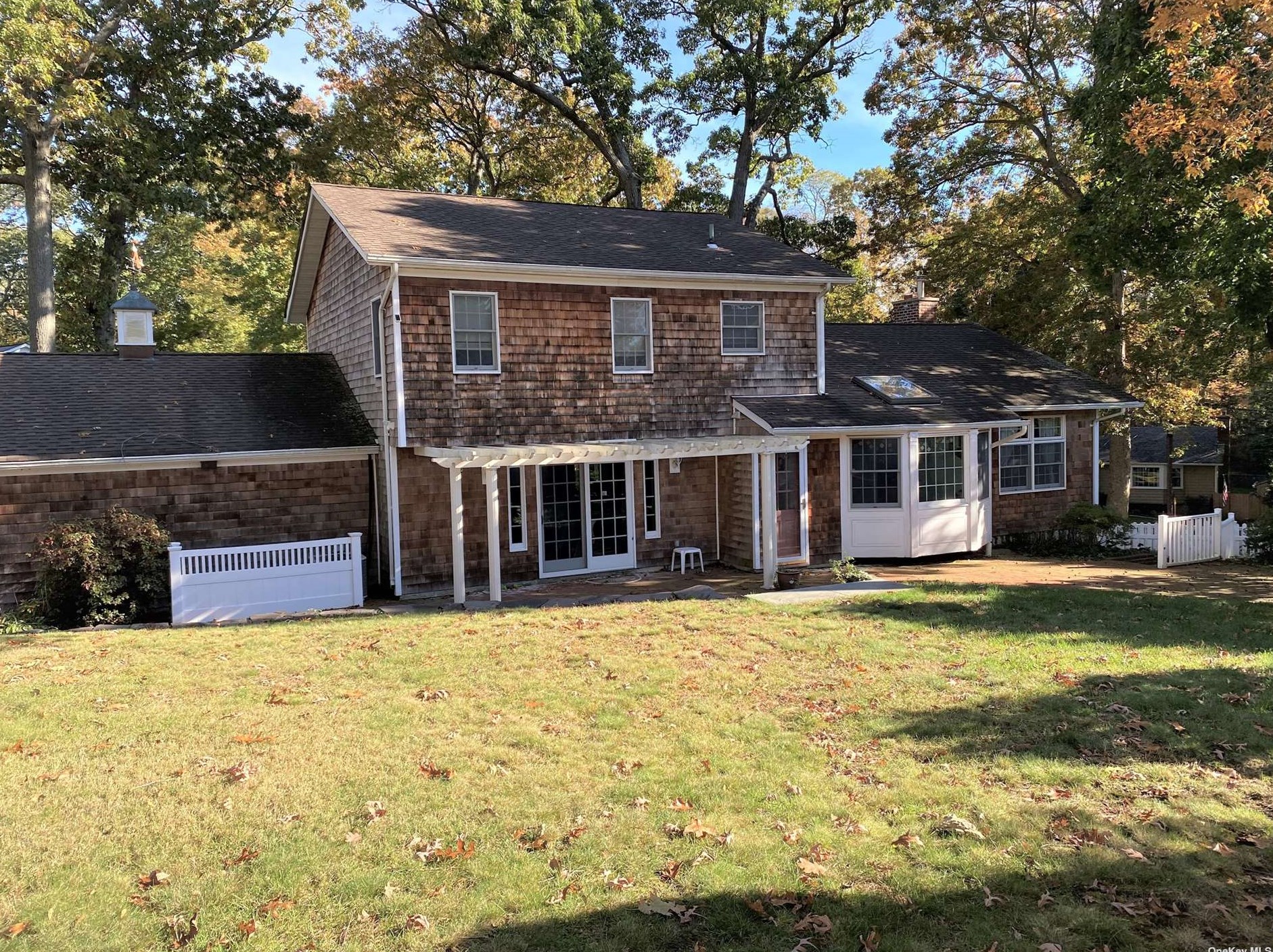 18 Blinkerlight Rd, Stonybrook, NY 11790-1702