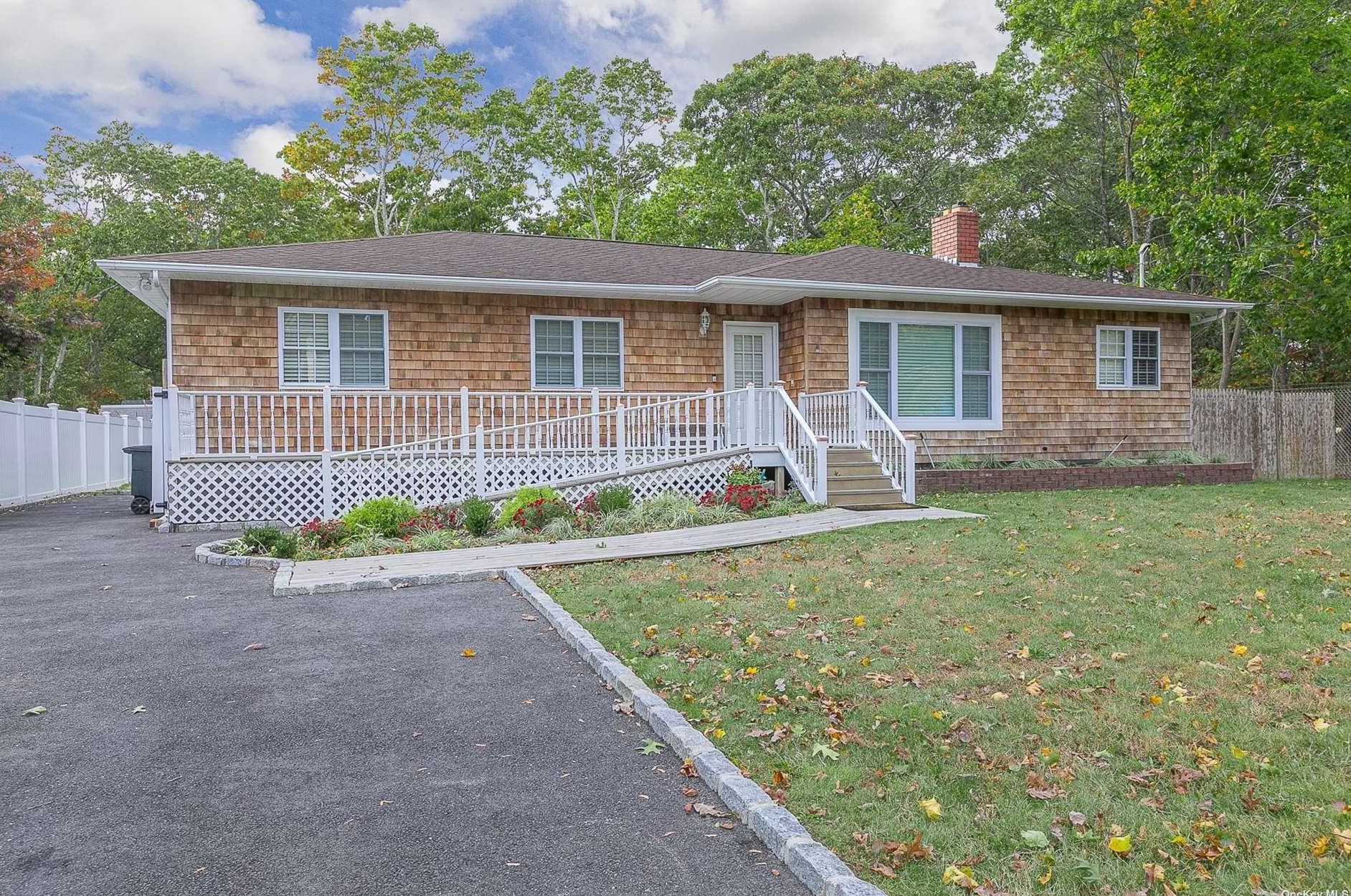 124 Keller Dr, Manor Park, NY 11950-1107