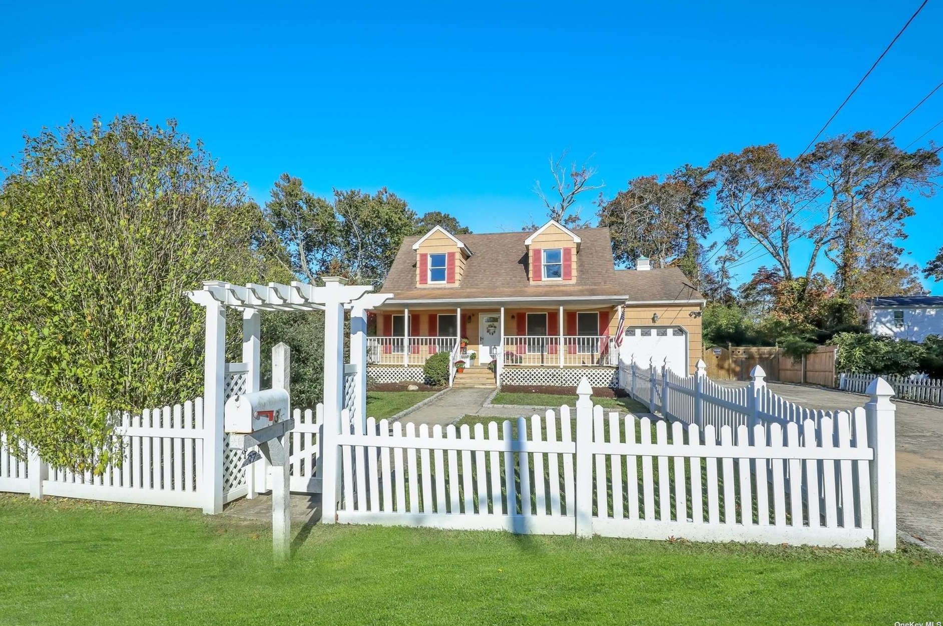 37 Stanley Dr, Smith Point, NY 11967-4119