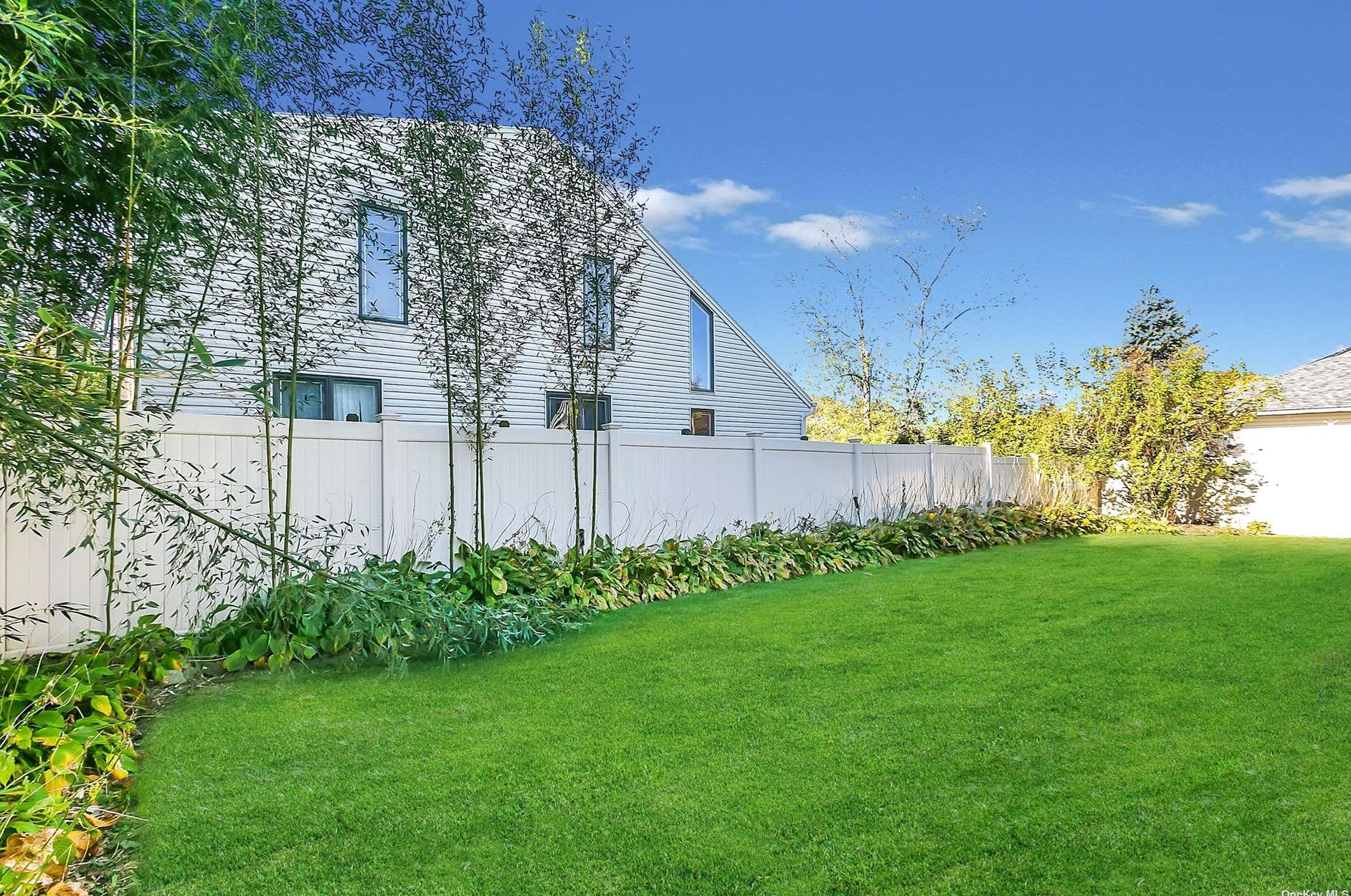 553 Old Bethpage Rd, Hicksville NY  11803-5822 exterior