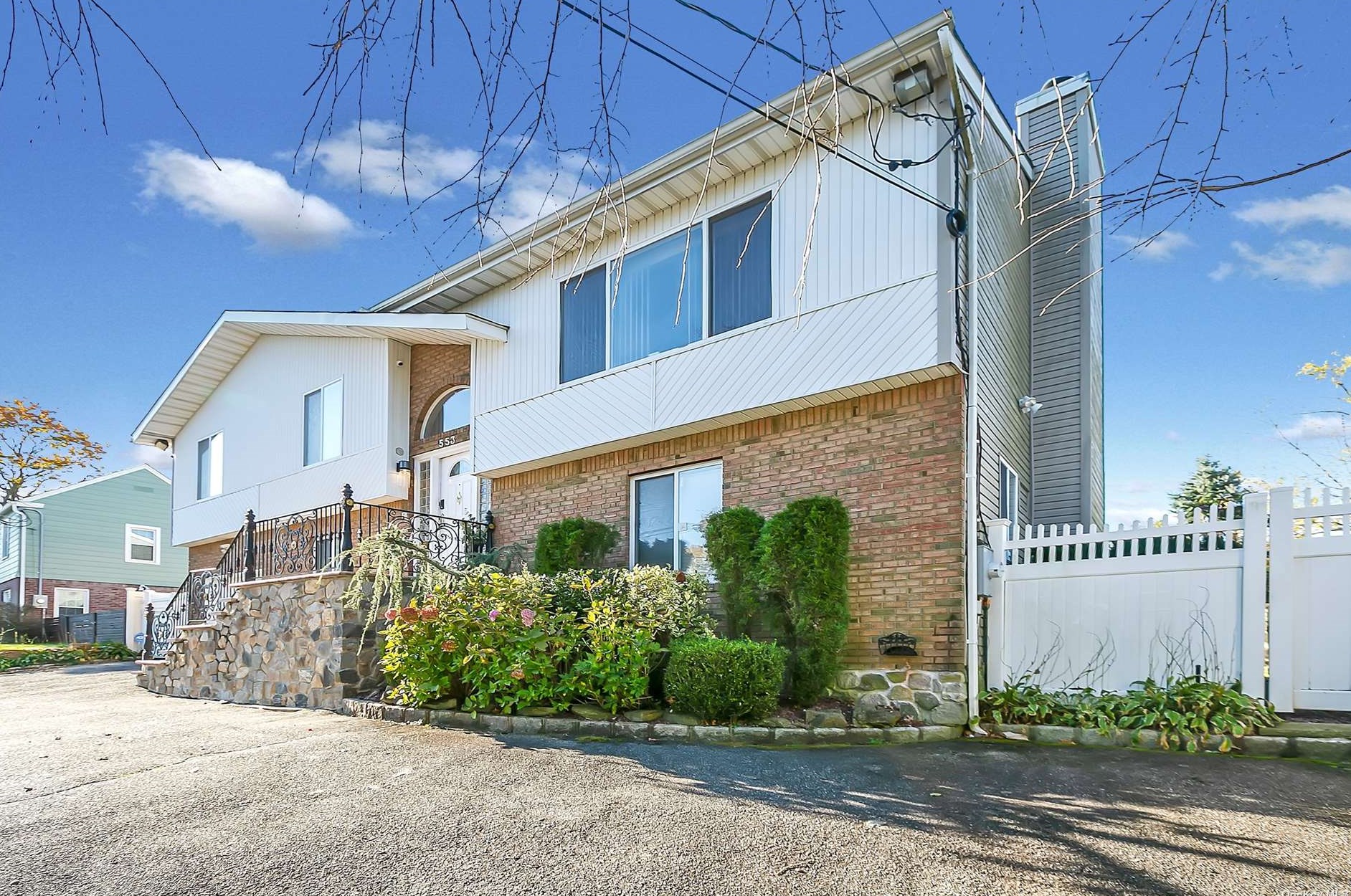 553 Old Bethpage Rd, Hicksville NY  11803-5822 exterior