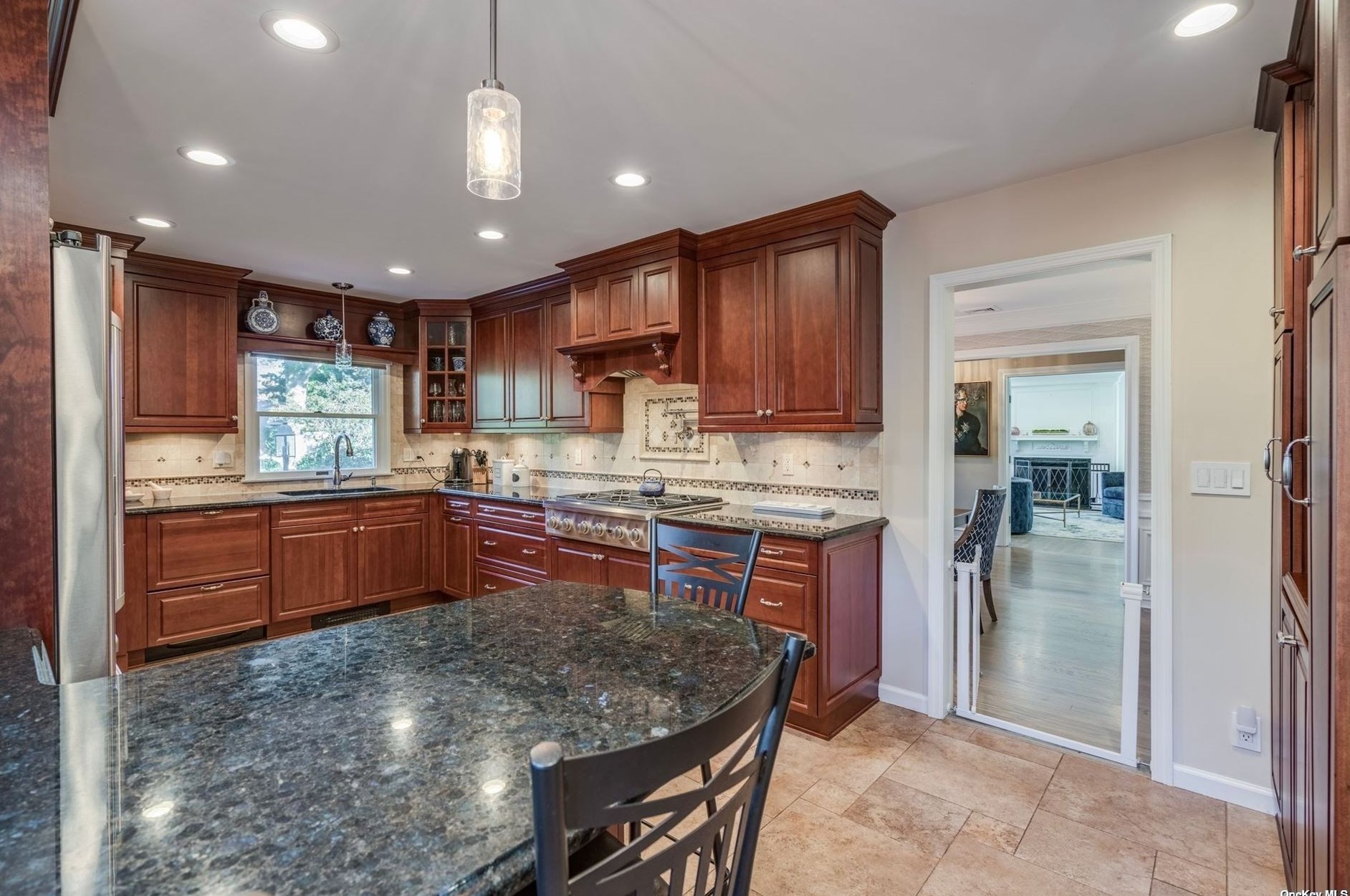 18 Briarcliff Pl, Hunt NY  11743-1826 exterior