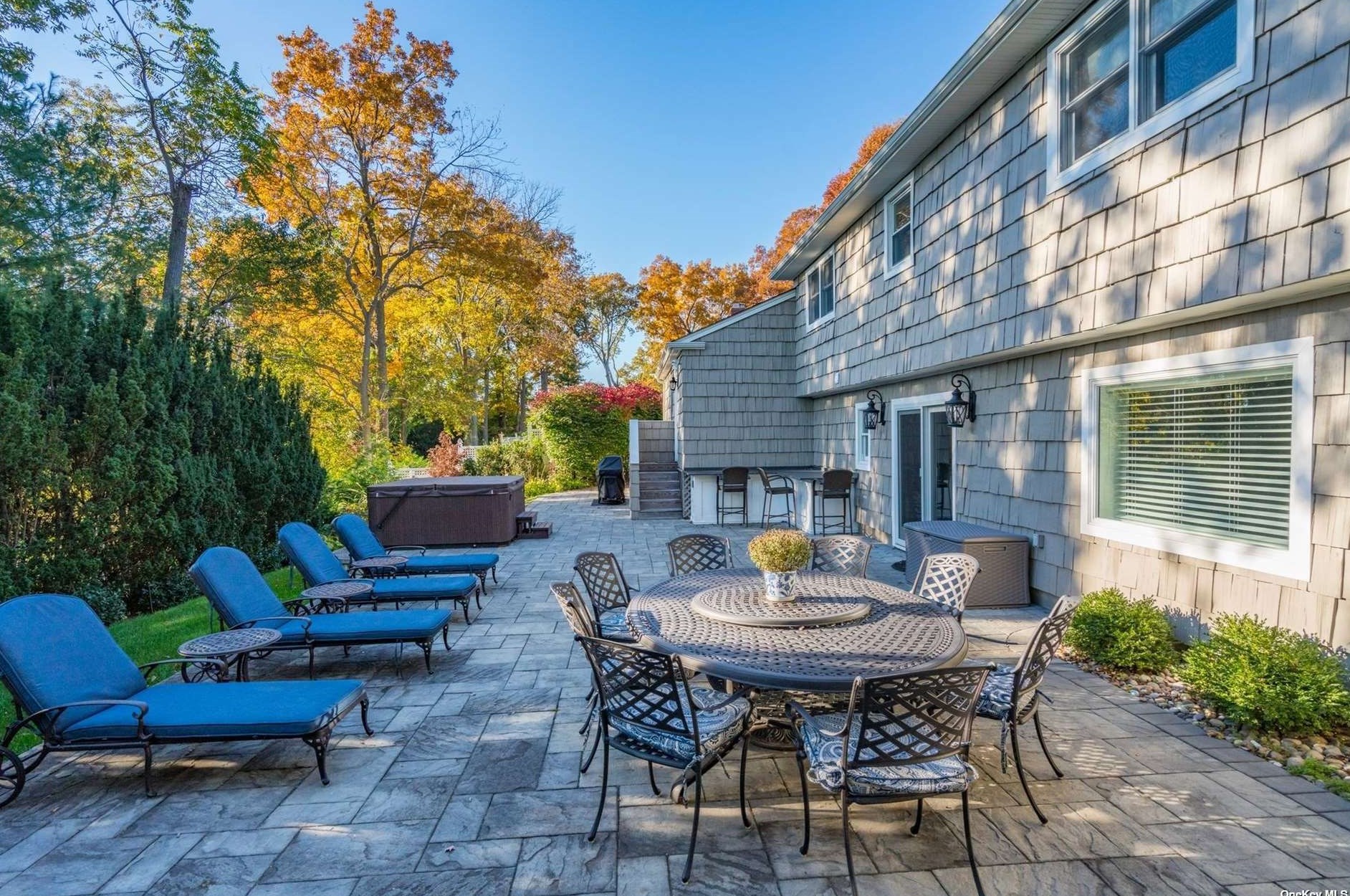 18 Briarcliff Pl, Hunt NY  11743-1826 exterior