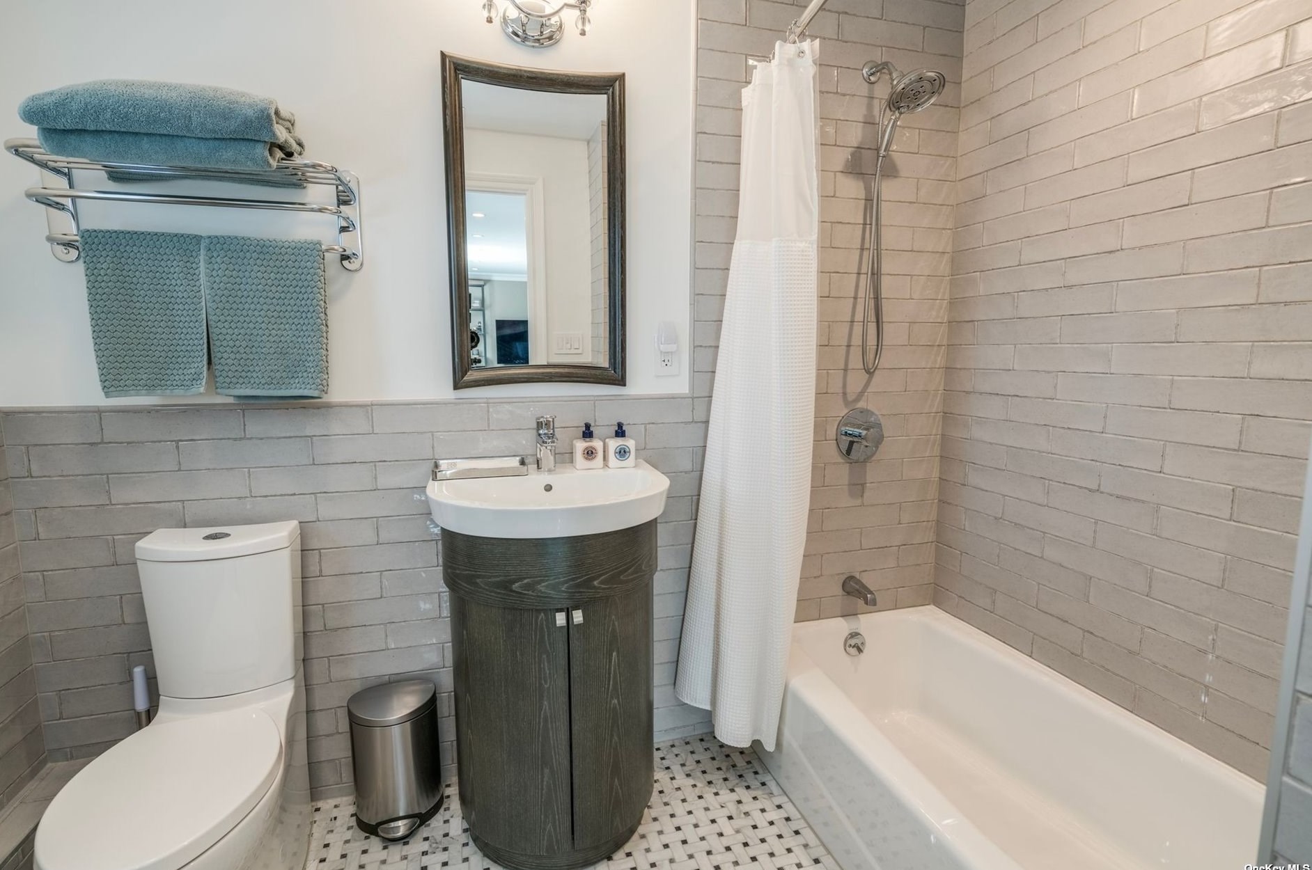 18 Briarcliff Pl, Hunt NY  11743-1826 exterior