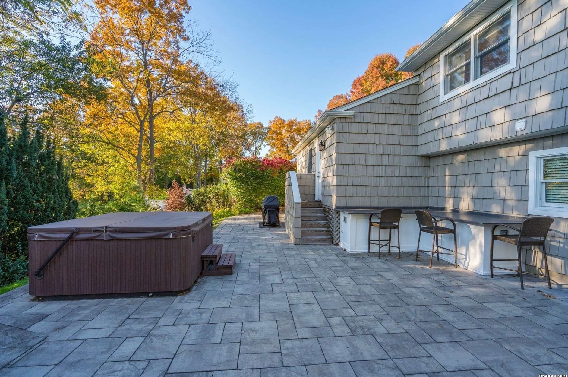 18 Briarcliff Pl, Hunt NY  11743-1826 exterior