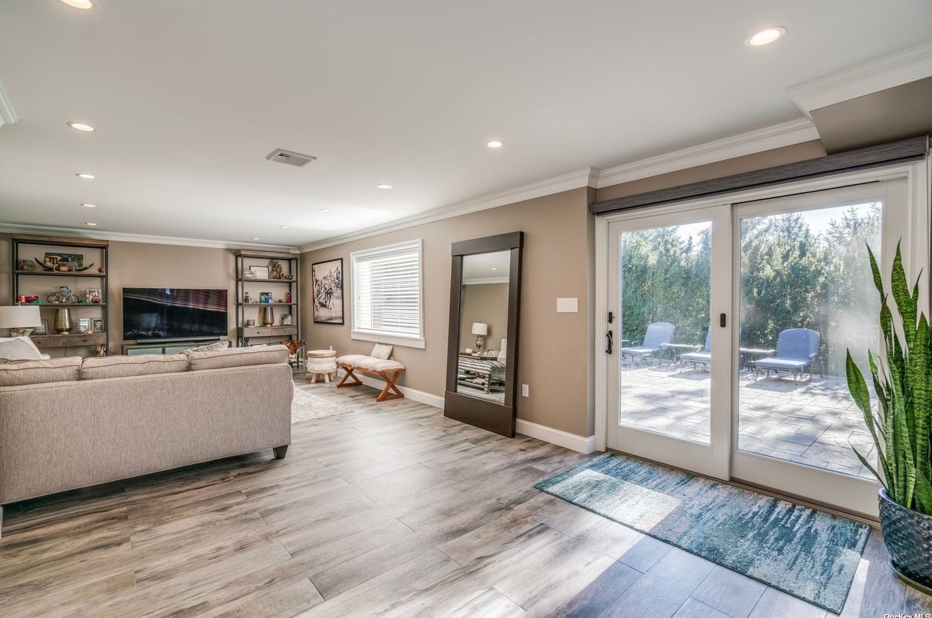 18 Briarcliff Pl, Hunt NY  11743-1826 exterior