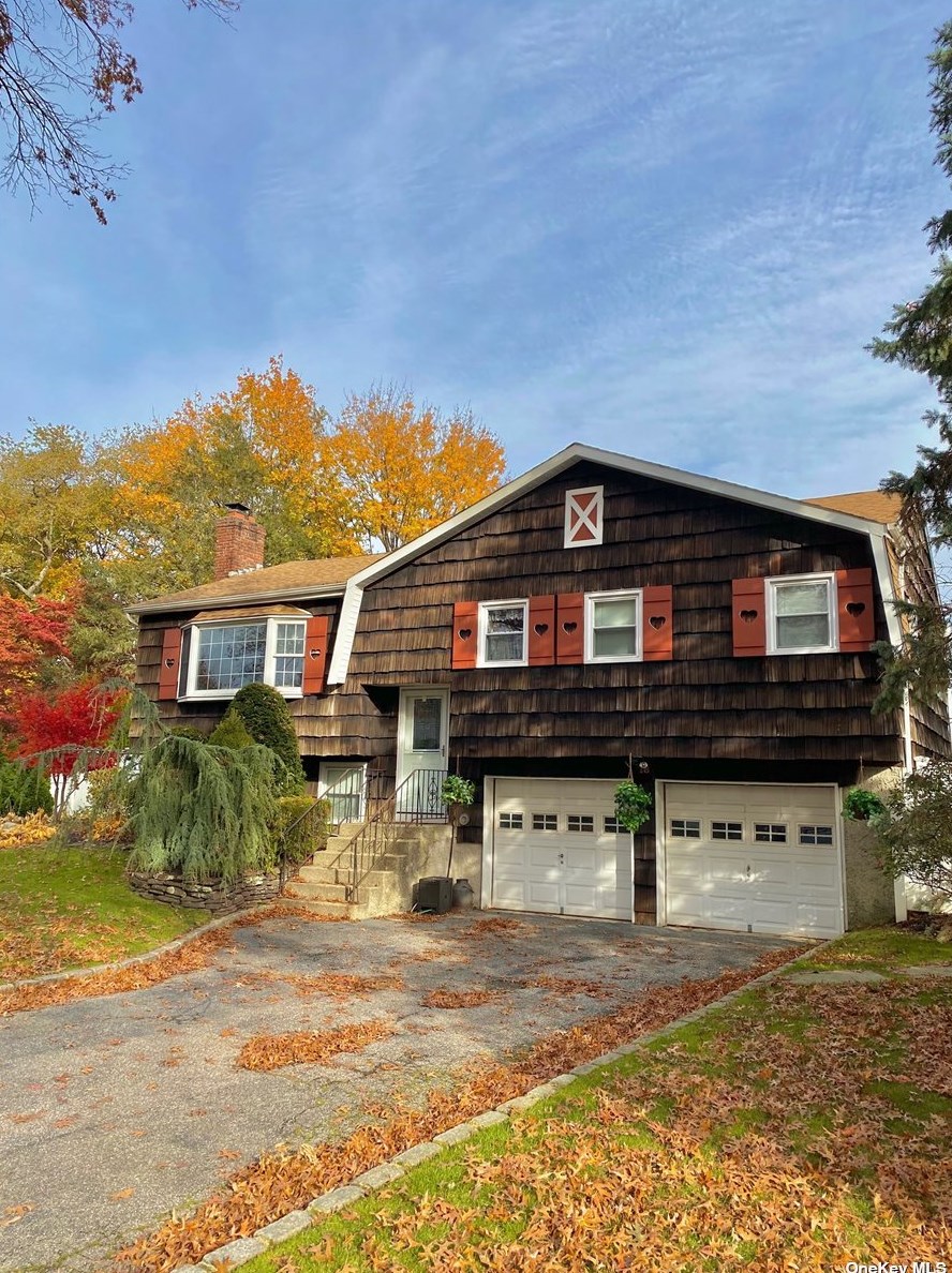 18 Eileen Ct, Commack, NY 11725-2323