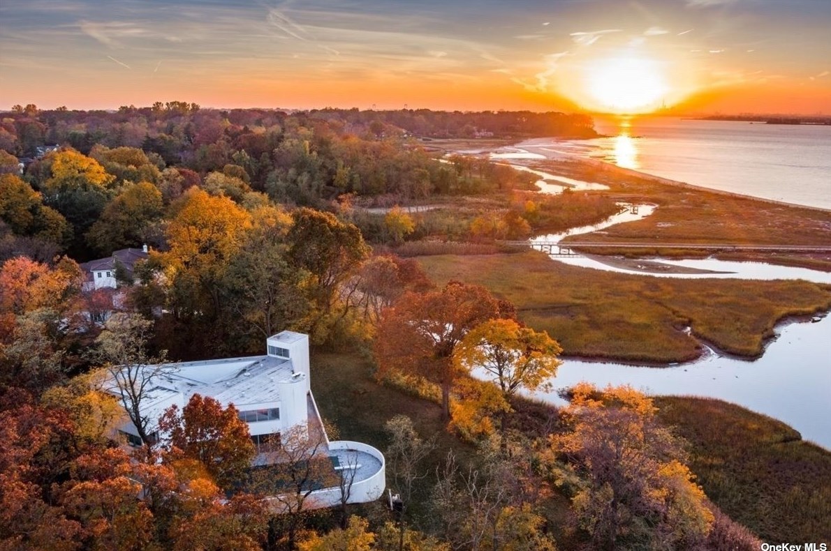 2 Sands Ln, Port Washington, NY 11050-1142