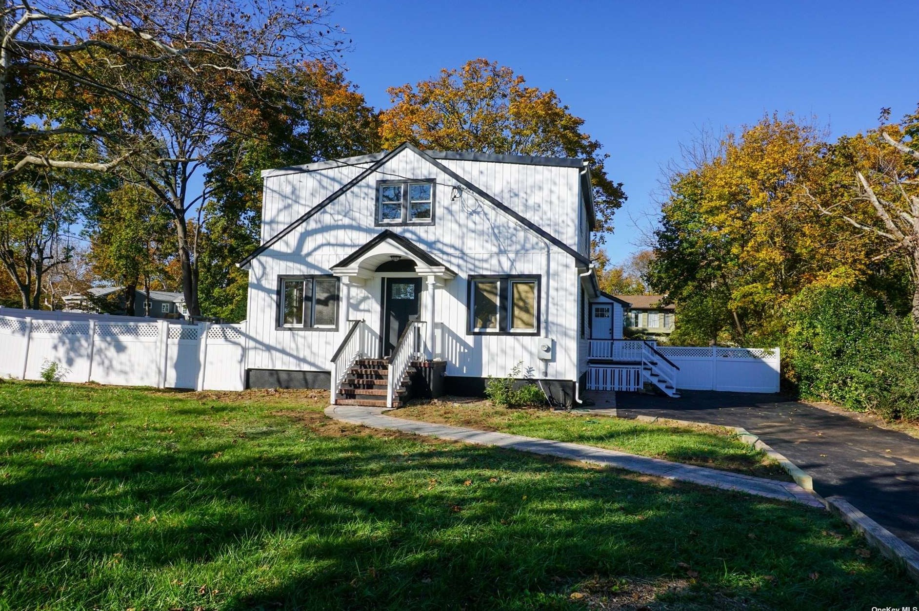 189 Cedar Rd, Elwood, NY 11731