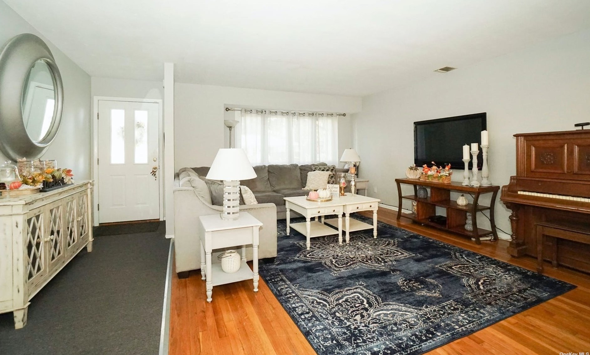 21 Middle Dr, Hunt, NY 11743-4509