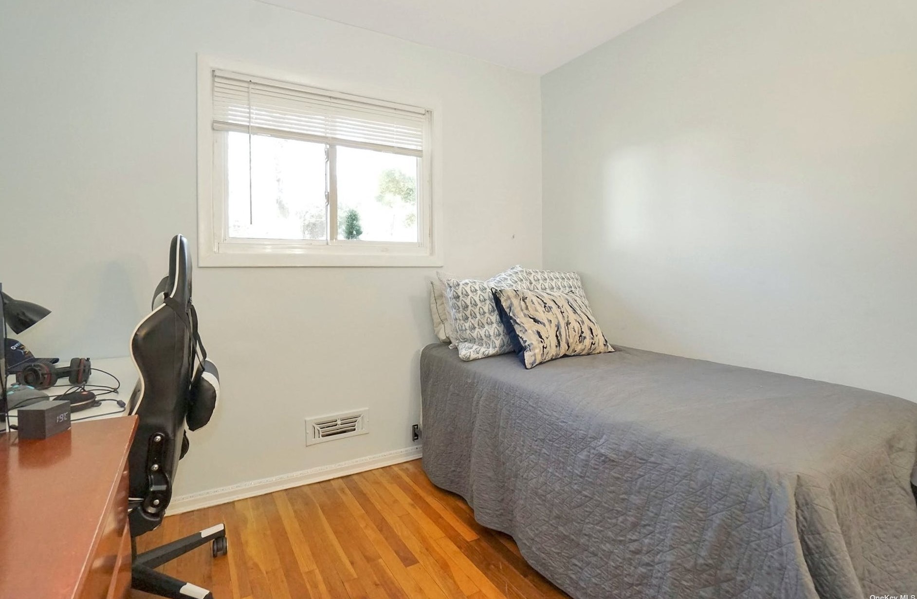 21 Middle Dr, Hunt NY 11743-4513 exterior