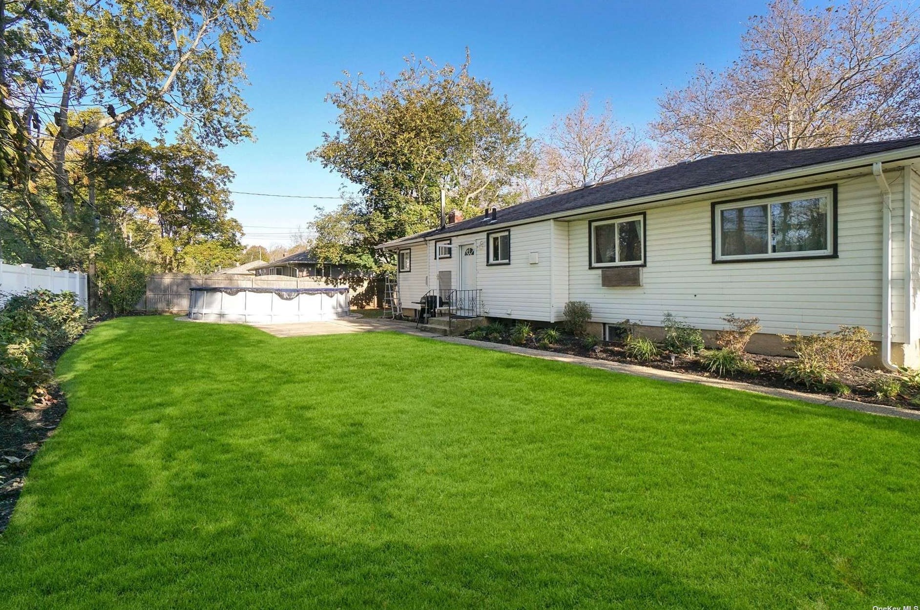 21 Middle Dr, Hunt NY 11743-4513 exterior