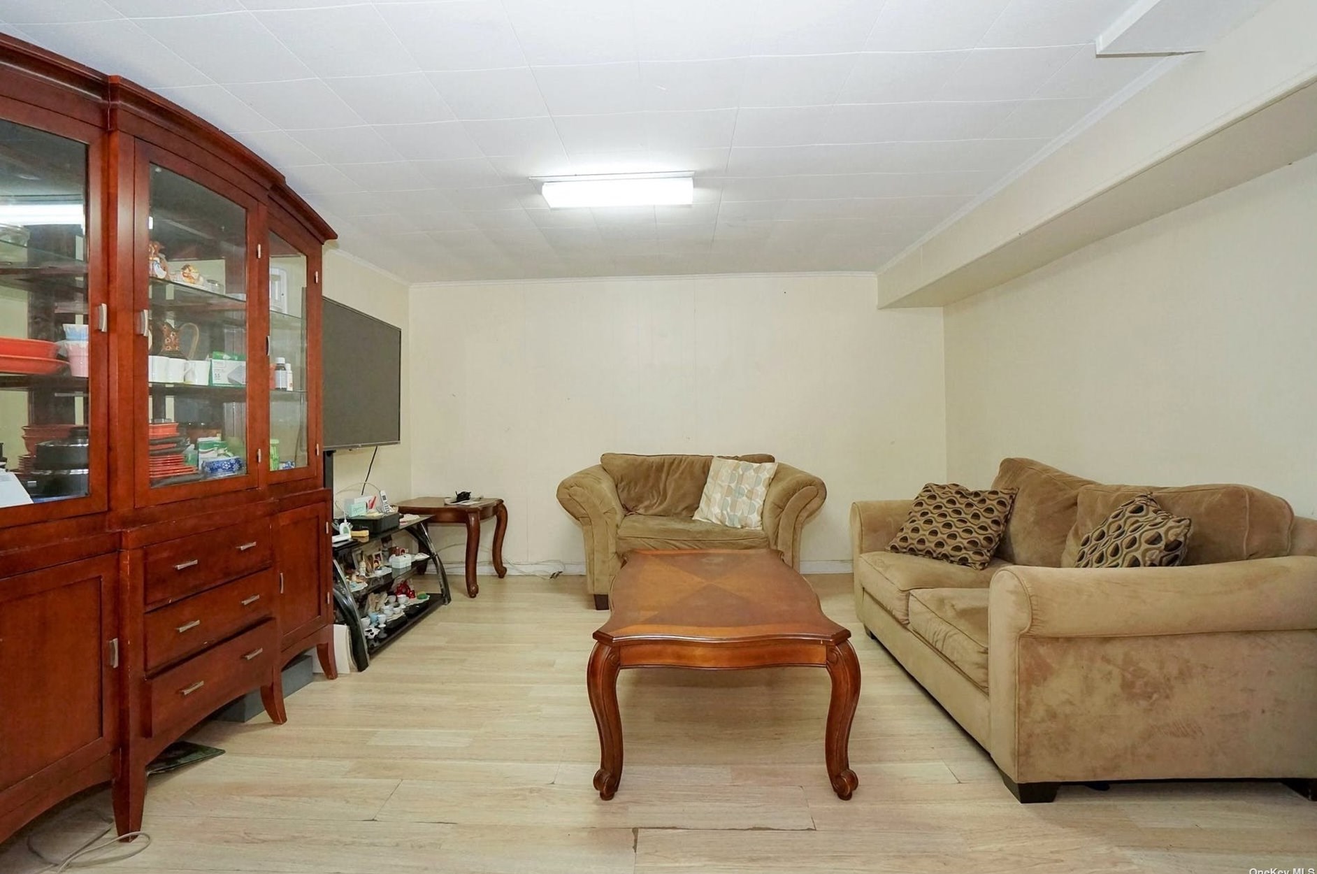 21 Middle Dr, Hunt NY 11743-4513 exterior