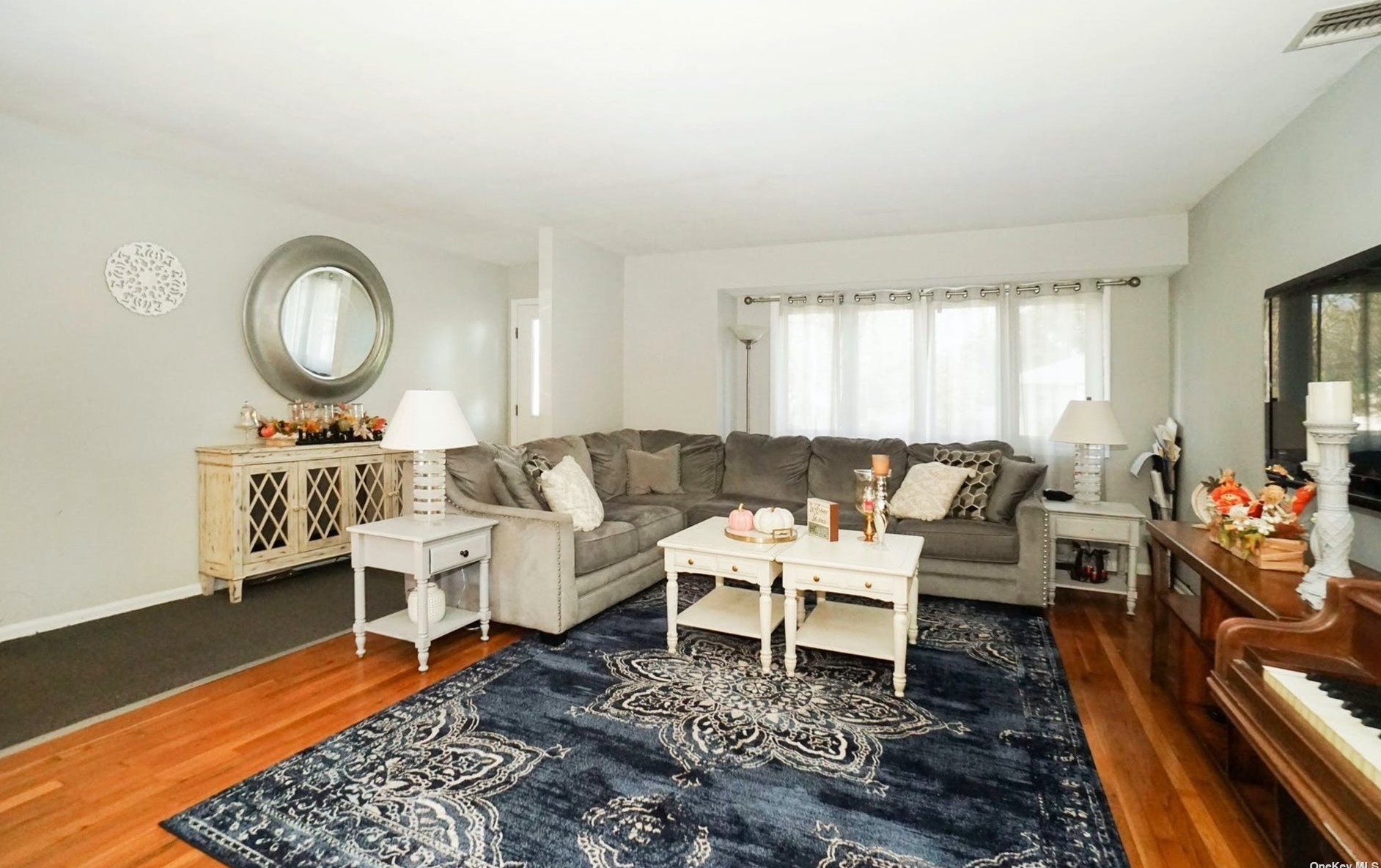 21 Middle Dr, Hunt NY  11743-4509 exterior